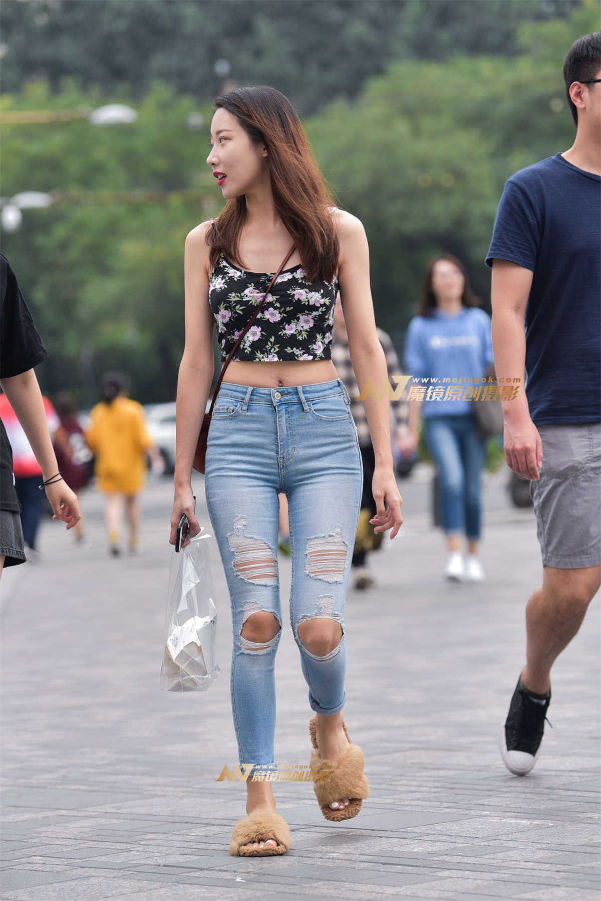 露脐破洞紧牛MM-日更街拍