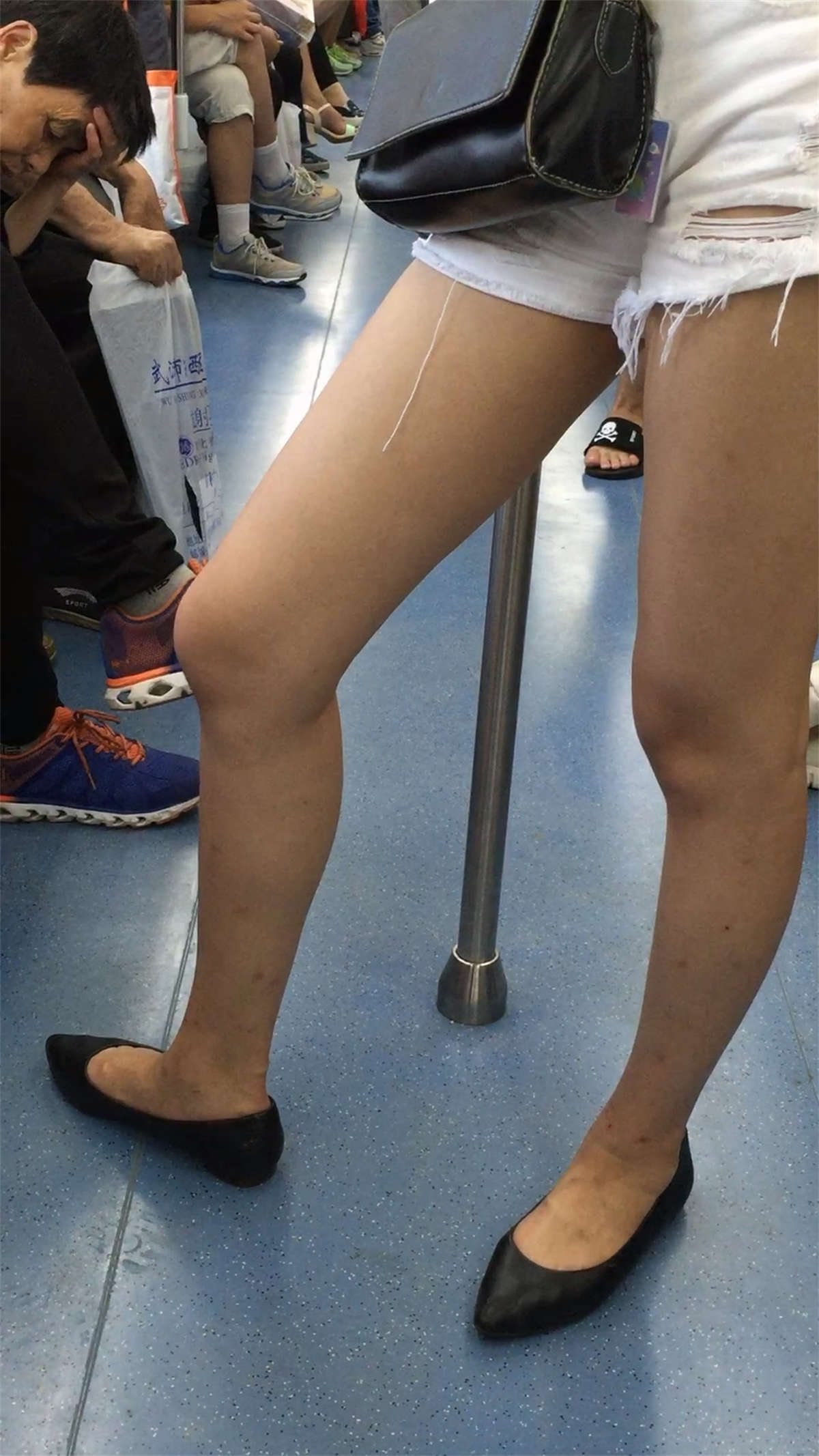 图片[2]-地铁上的极品美妇-日更街拍