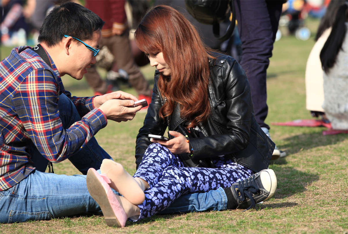 图片[2]-踏青公园街拍系列No.1440 不常见的单脚全露出丝足美态-日更街拍