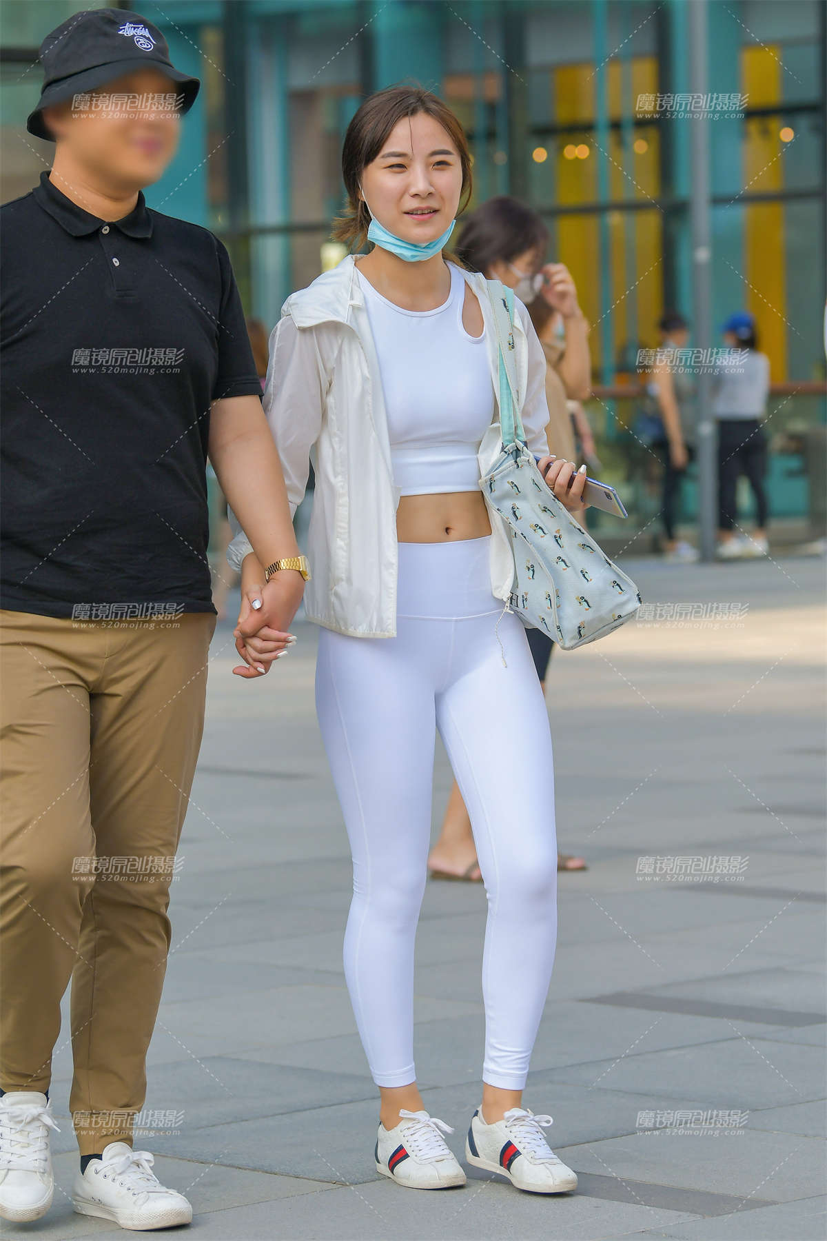白色瑜珈裤妹子-日更街拍