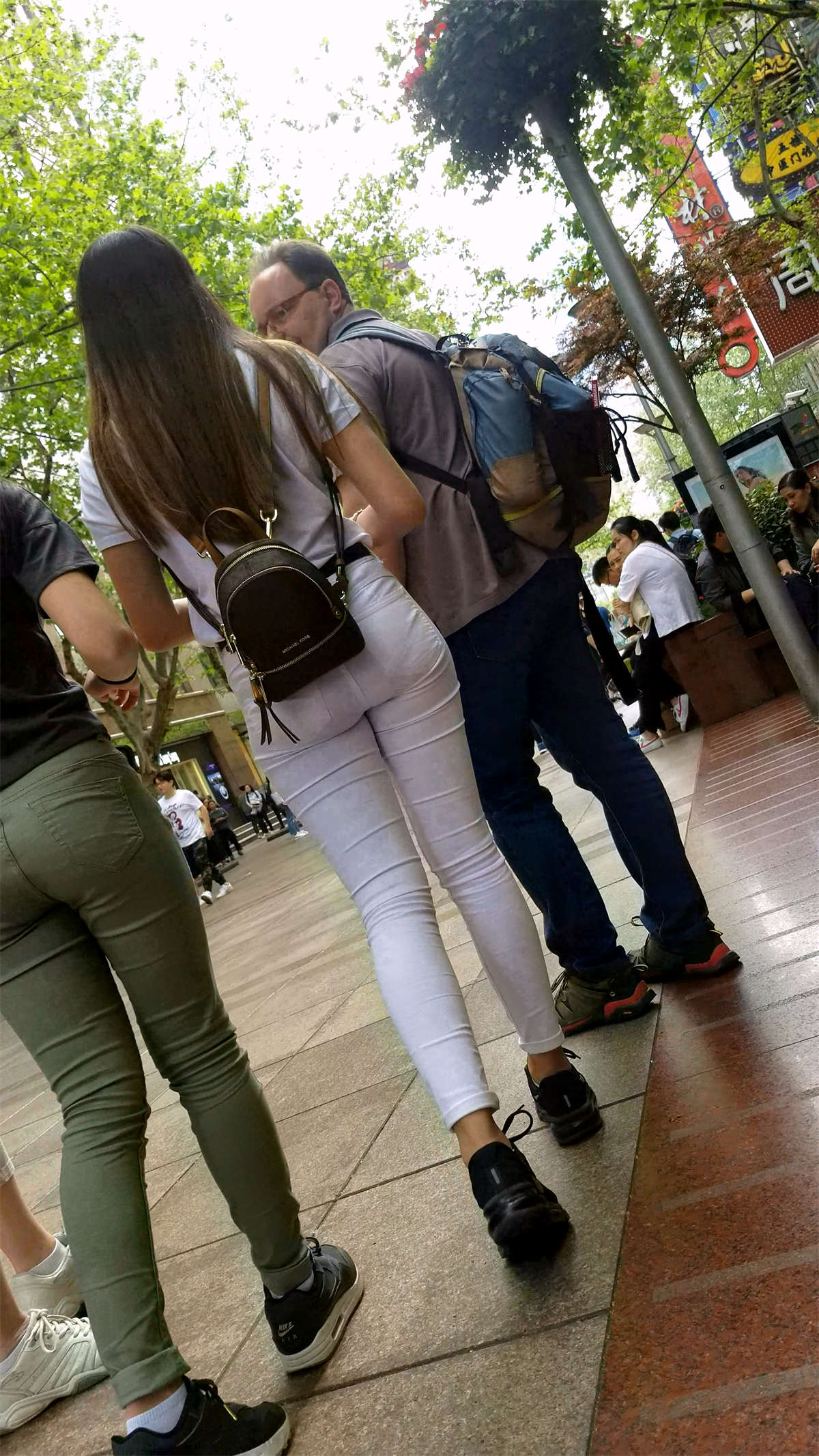 白T恤街拍紧身白裤长发女孩-日更街拍
