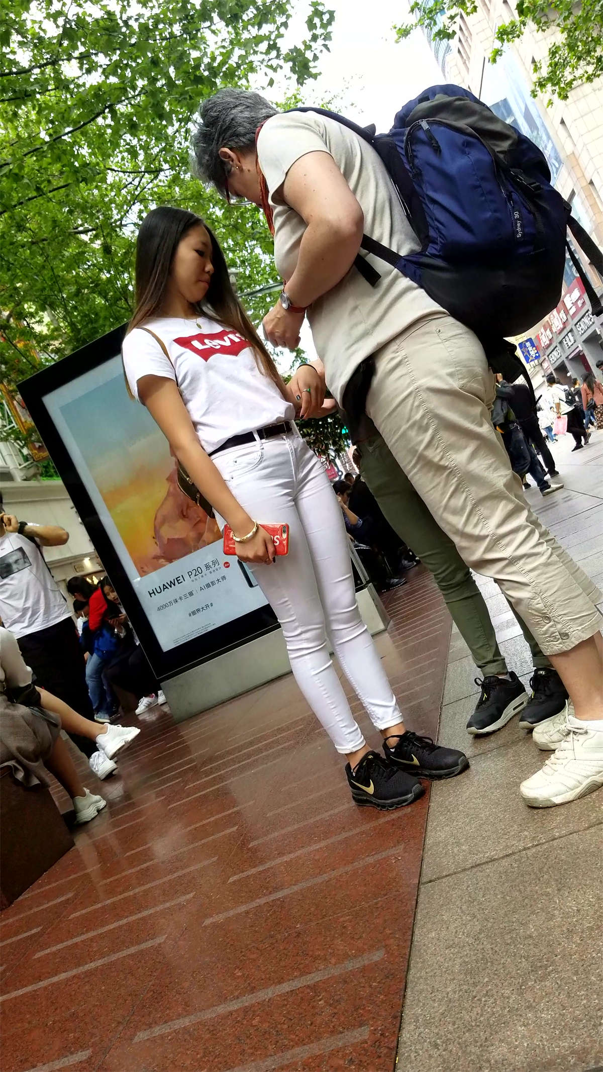 图片[2]-白T恤街拍紧身白裤长发女孩-日更街拍