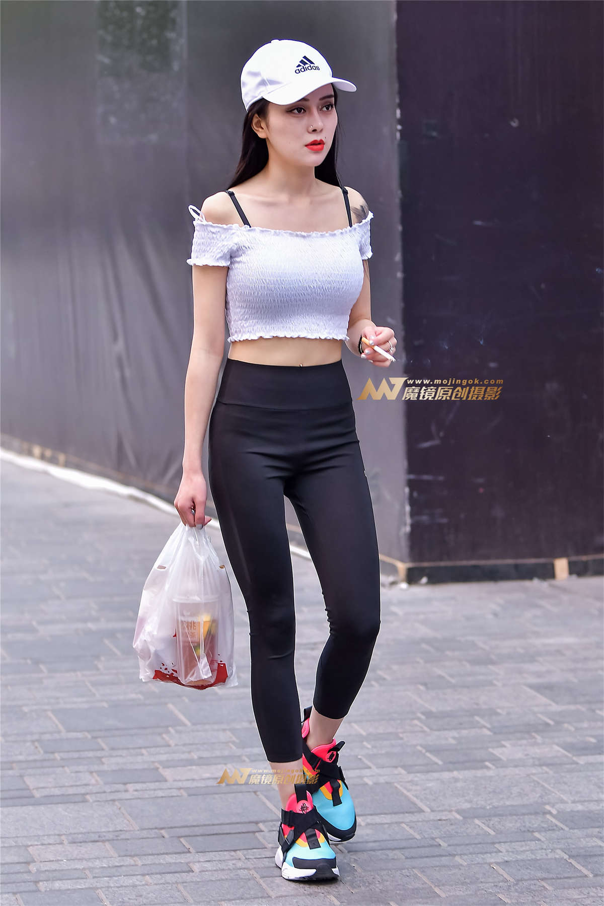 左手倒影赛帖：小美臀大美胸您见过吗？-日更街拍