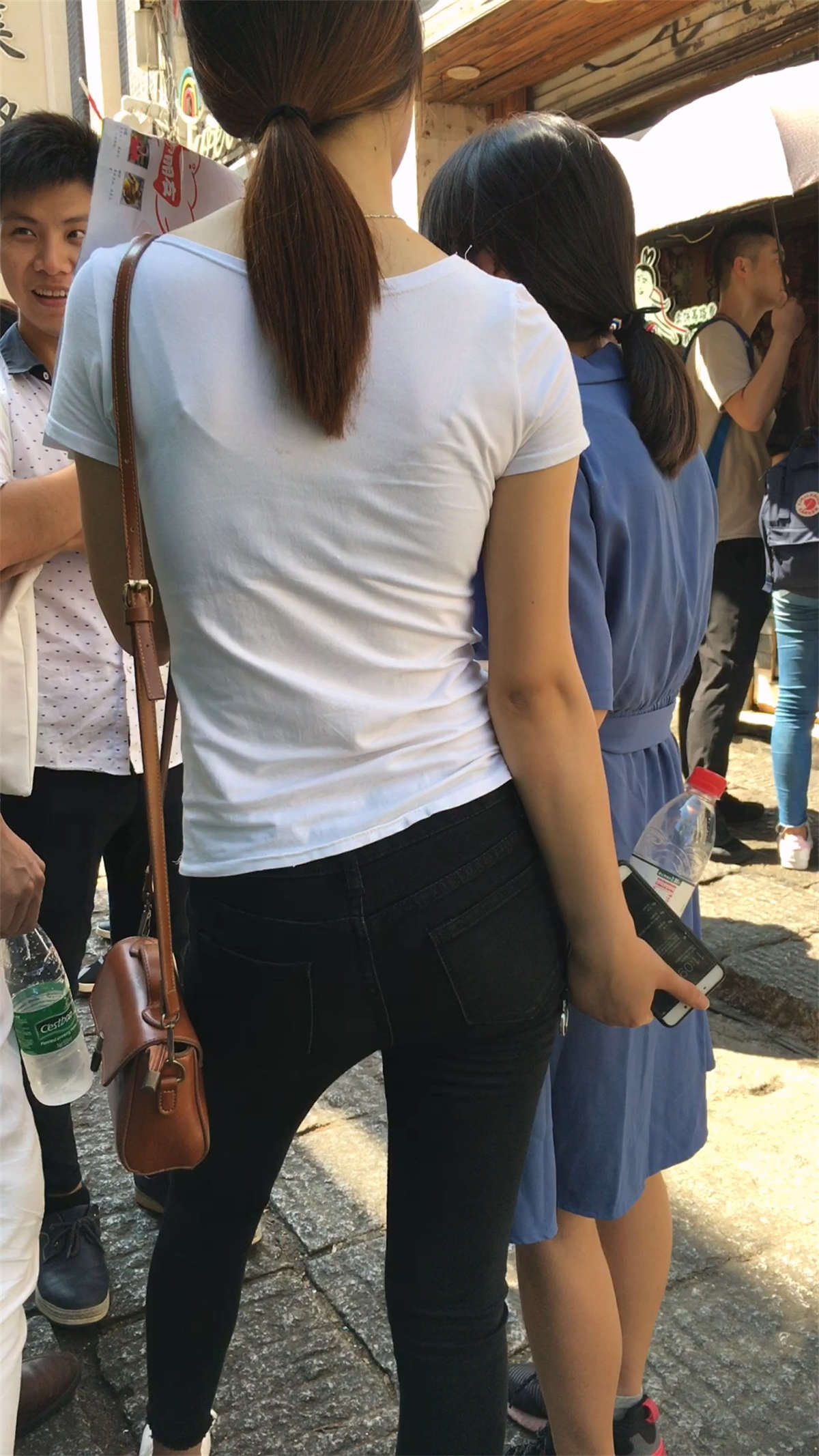 身材很好的牛仔裤靓女-日更街拍