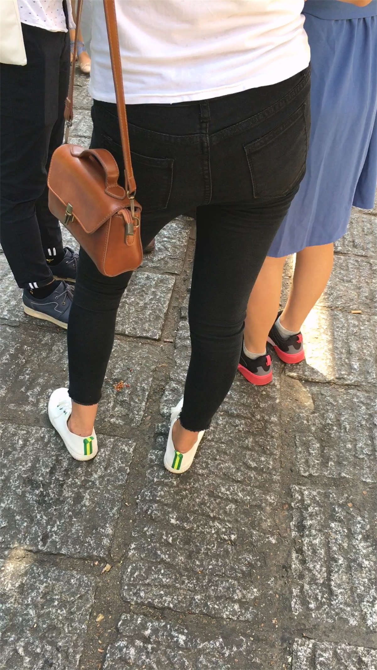 图片[2]-身材很好的牛仔裤靓女-日更街拍