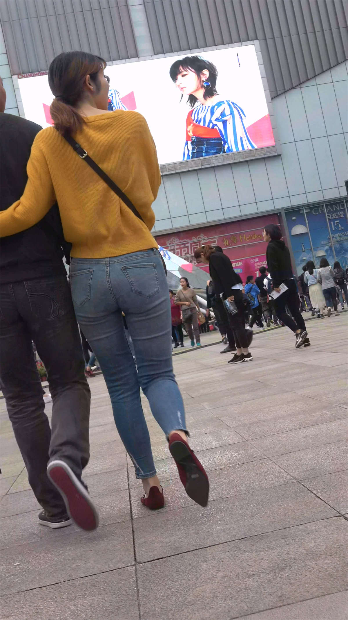 图片[2]-黄衣紧身牛仔小妞-日更街拍