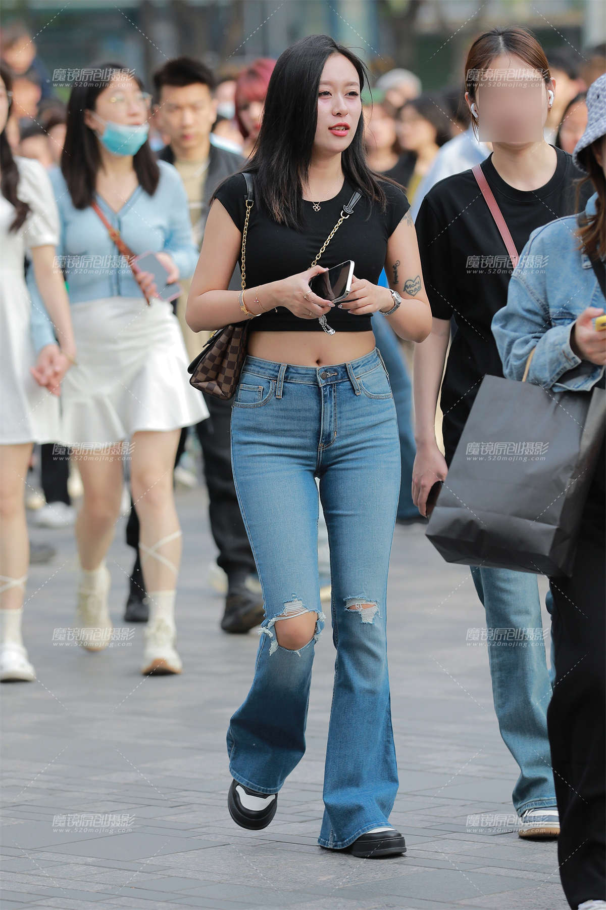 【玻璃街拍】蓝色牛仔裤美女-日更街拍