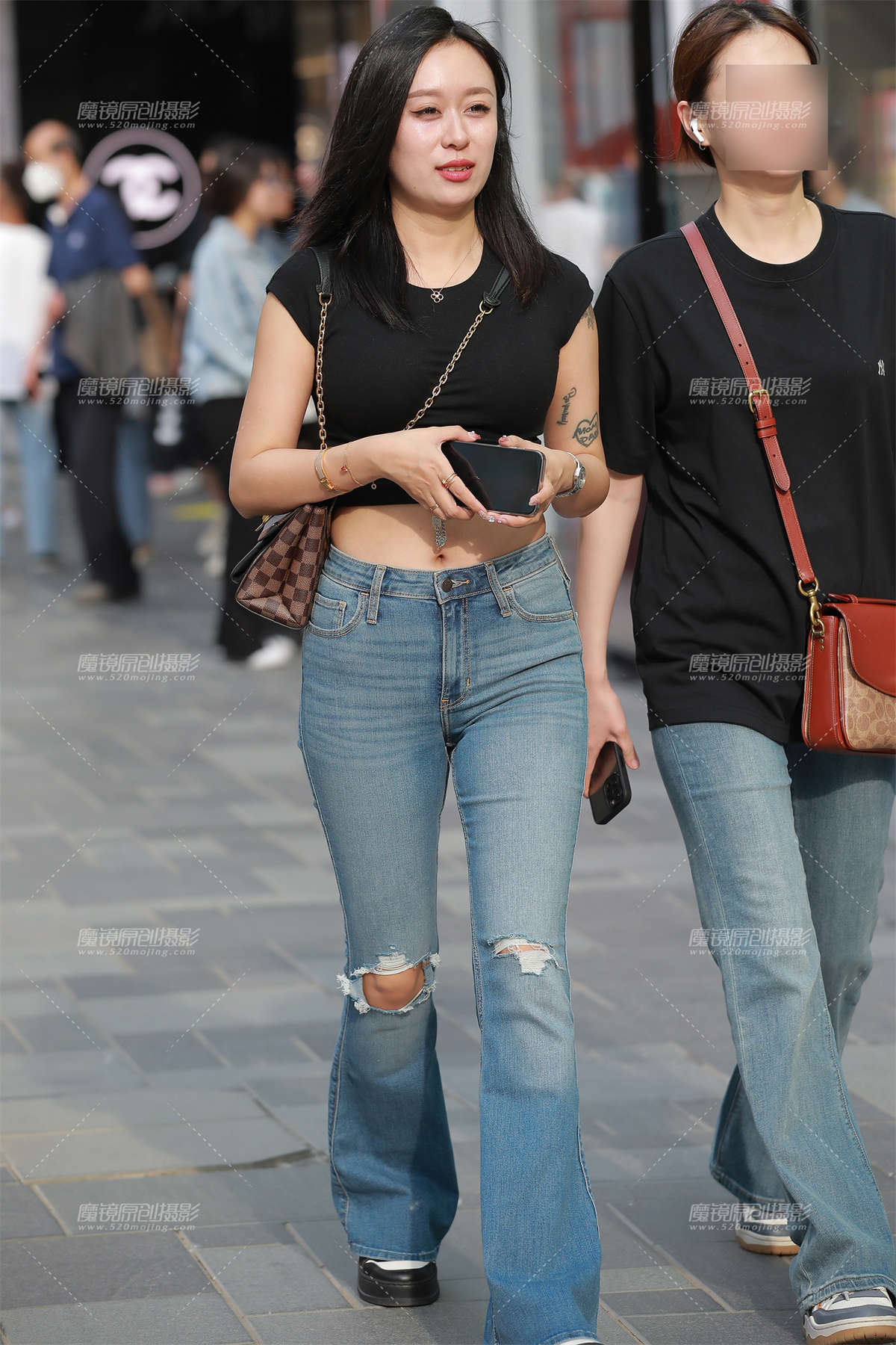 图片[2]-【玻璃街拍】蓝色牛仔裤美女-日更街拍