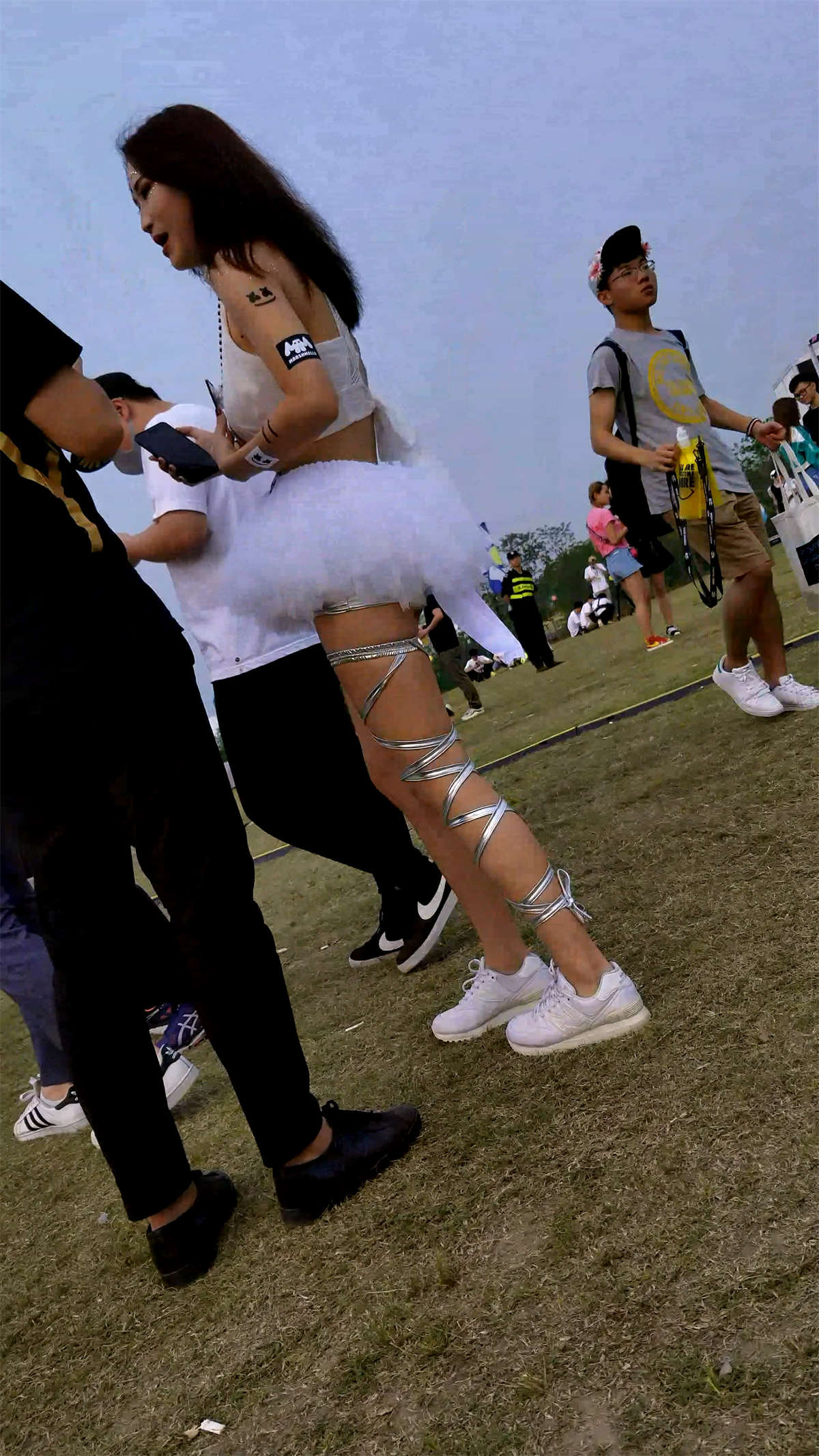 图片[2]-白色小短裙美丽女孩-日更街拍