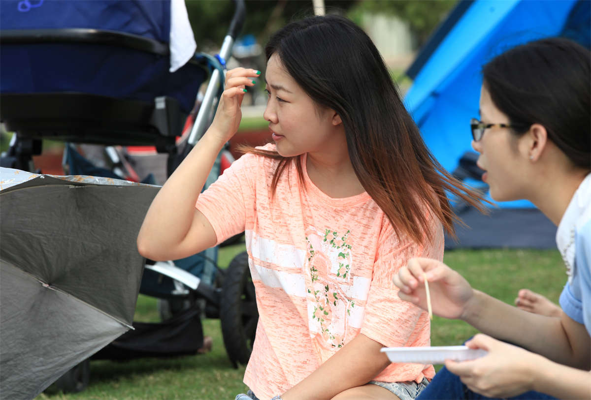 图片[2]-踏青公园街拍系列No.1441 两个女孩同时露出两双诱惑的足底-日更街拍