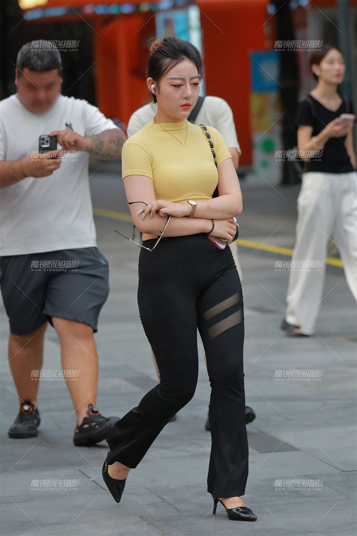 丰润黑色瑜伽裤美女-日更街拍