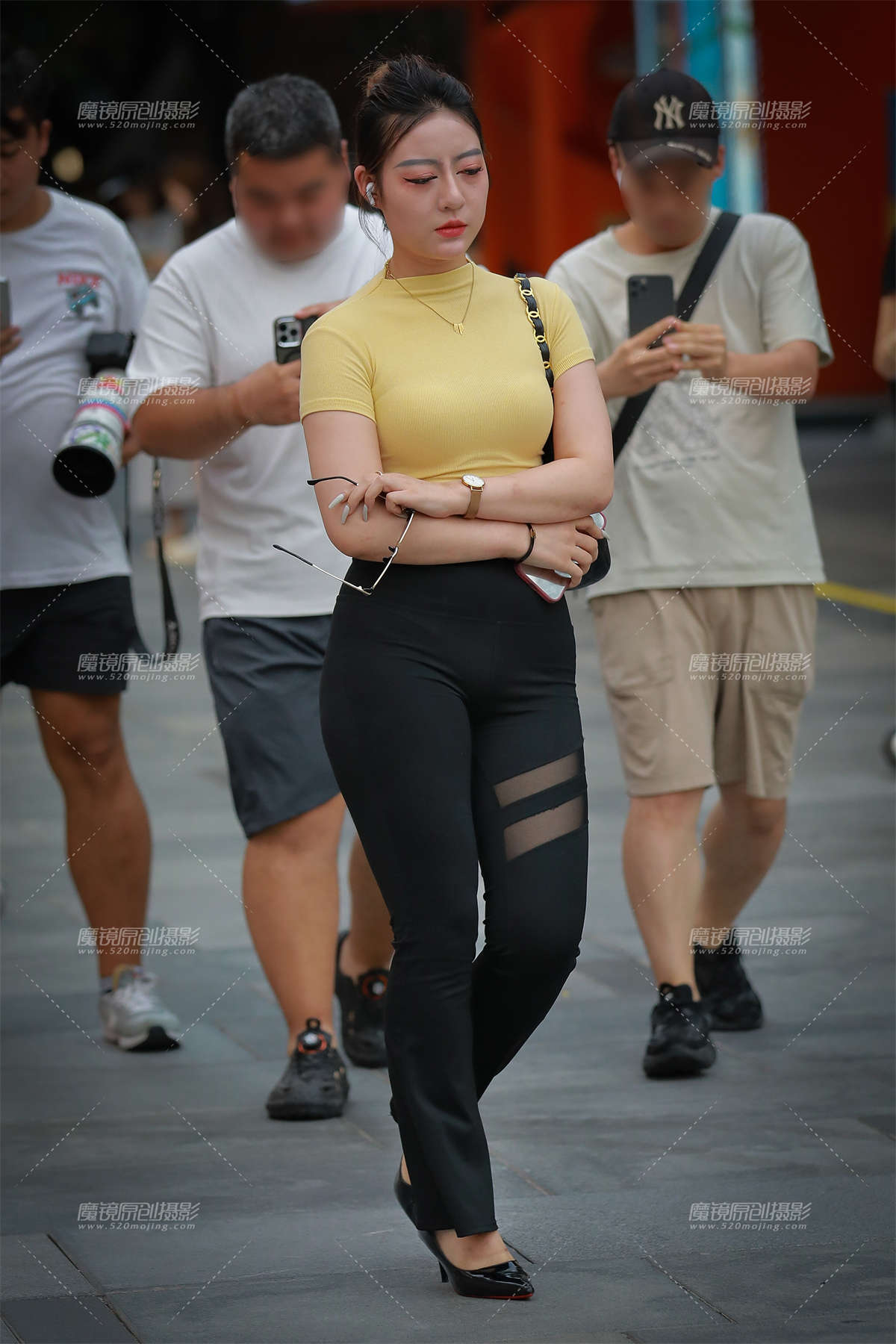 图片[2]-丰润黑色瑜伽裤美女-日更街拍