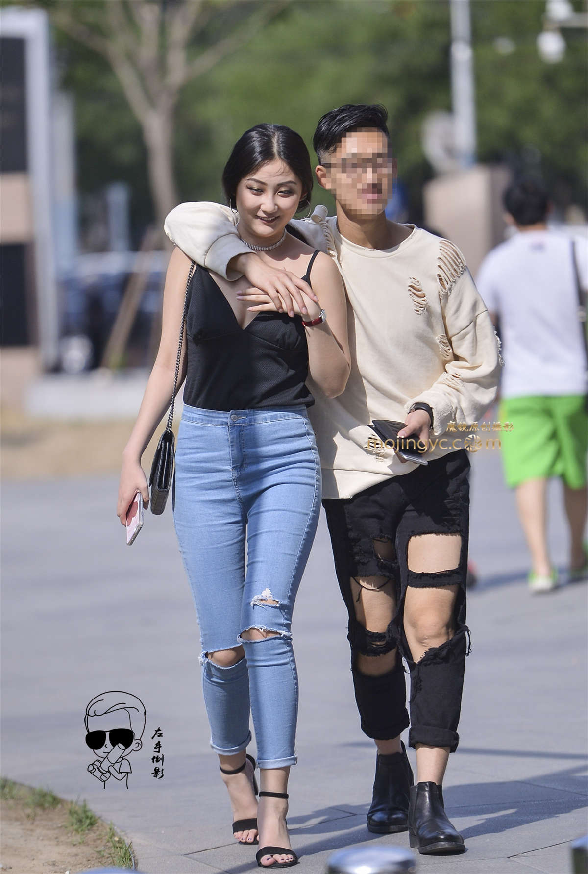 亲密情侣相爱无间-日更街拍