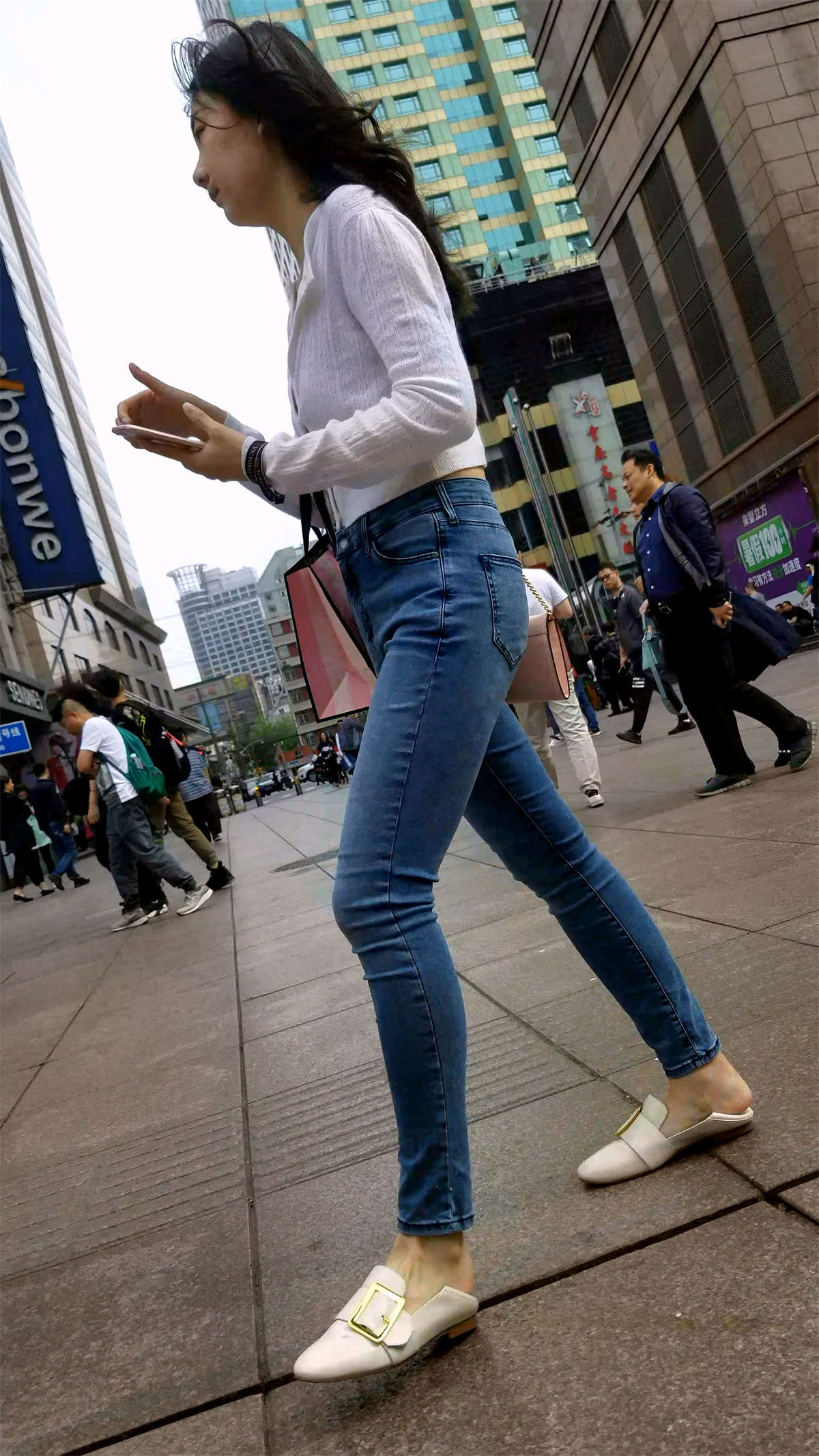 白衣街拍牛仔清新美丽小姐姐-日更街拍