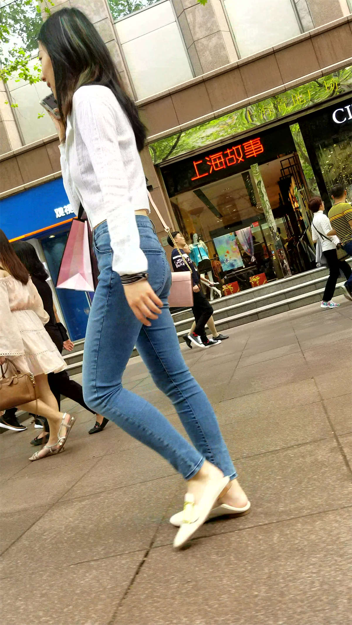 图片[2]-白衣街拍牛仔清新美丽小姐姐-日更街拍