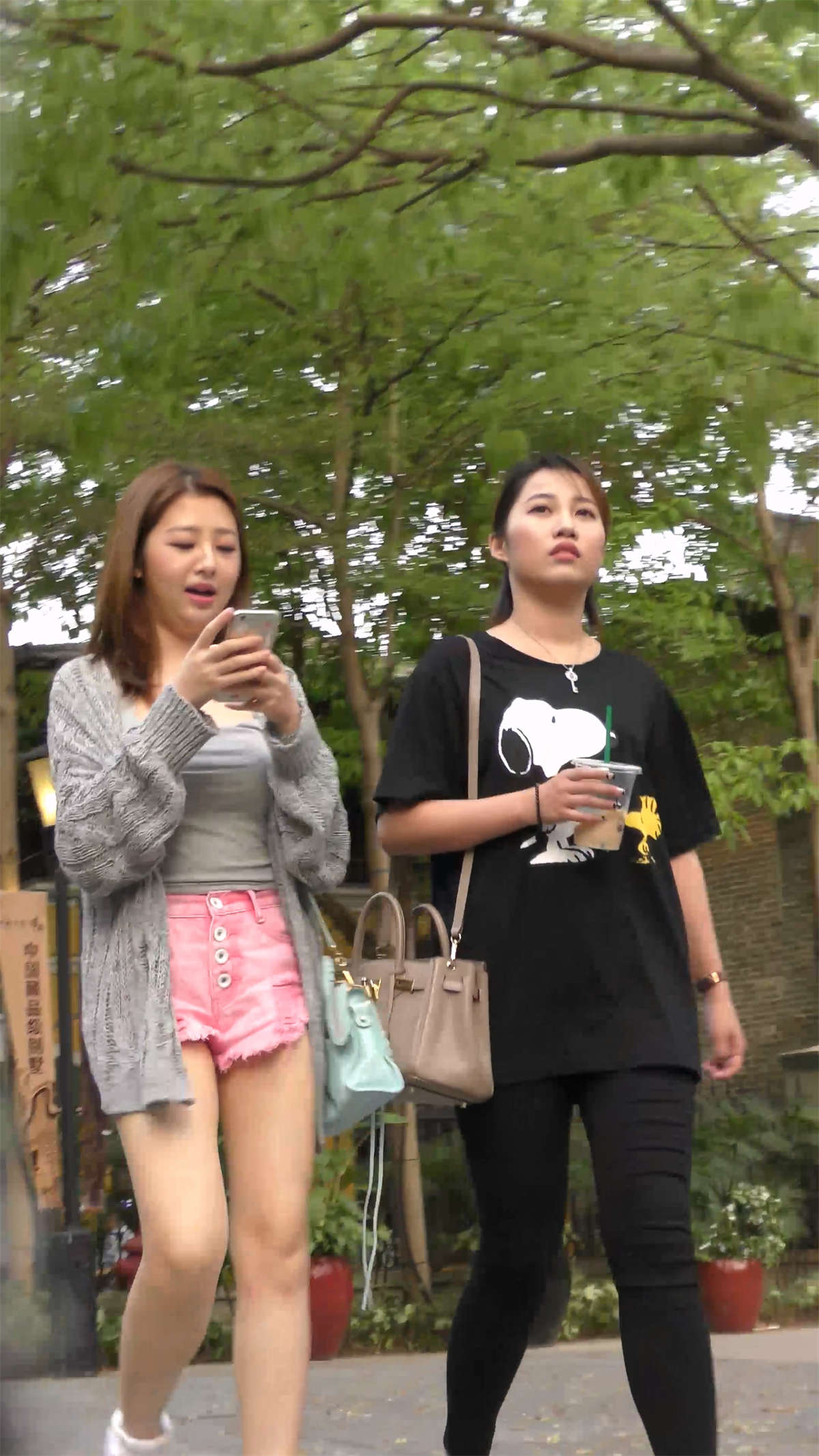 跟拍雪白大长腿美女-日更街拍
