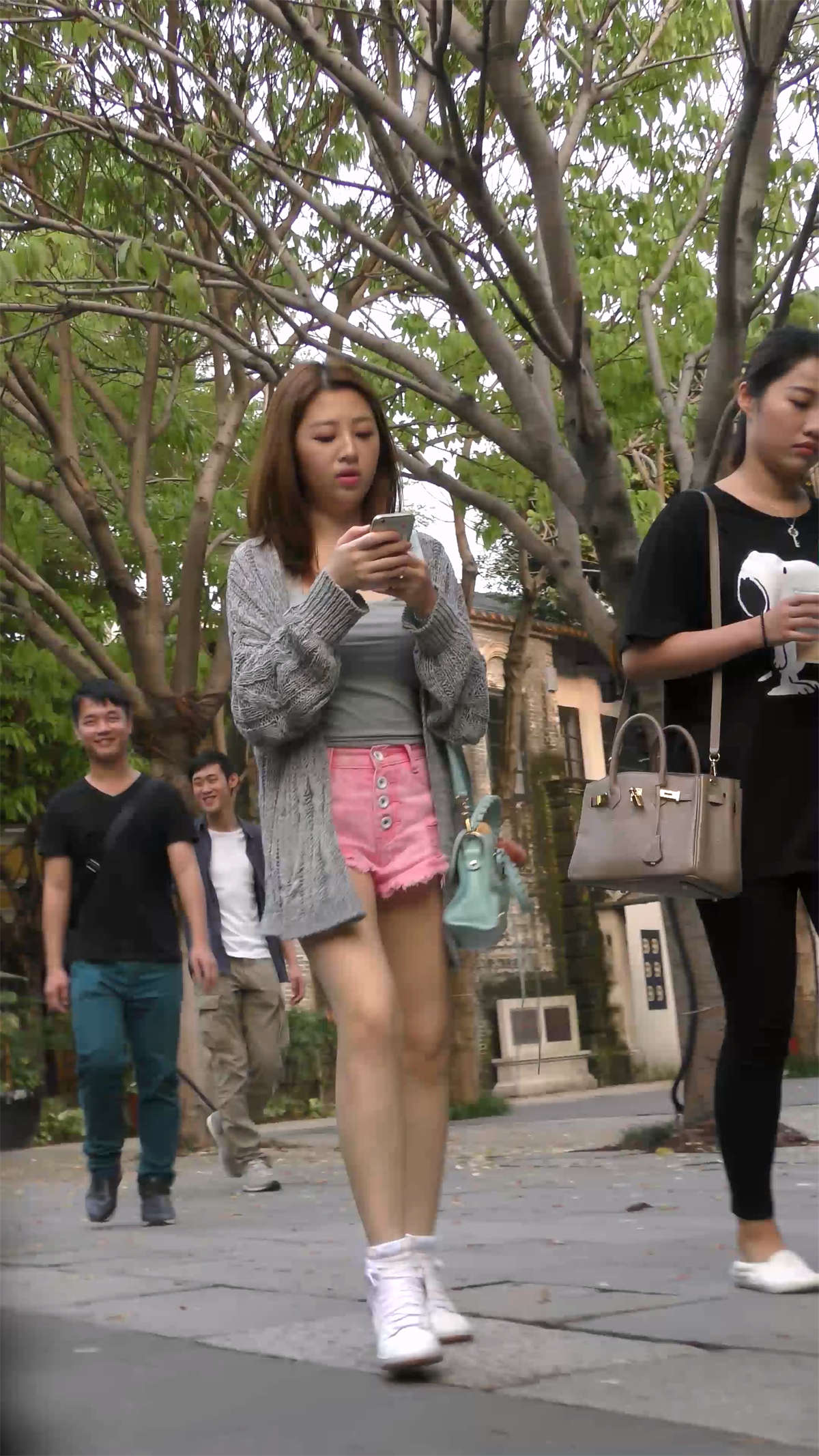 图片[2]-跟拍雪白大长腿美女-日更街拍