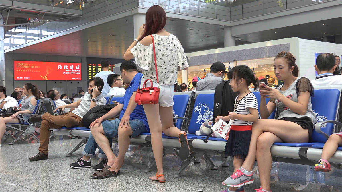 妖精般迷人的女孩，细长脚趾张张合合地撩拨你-日更街拍