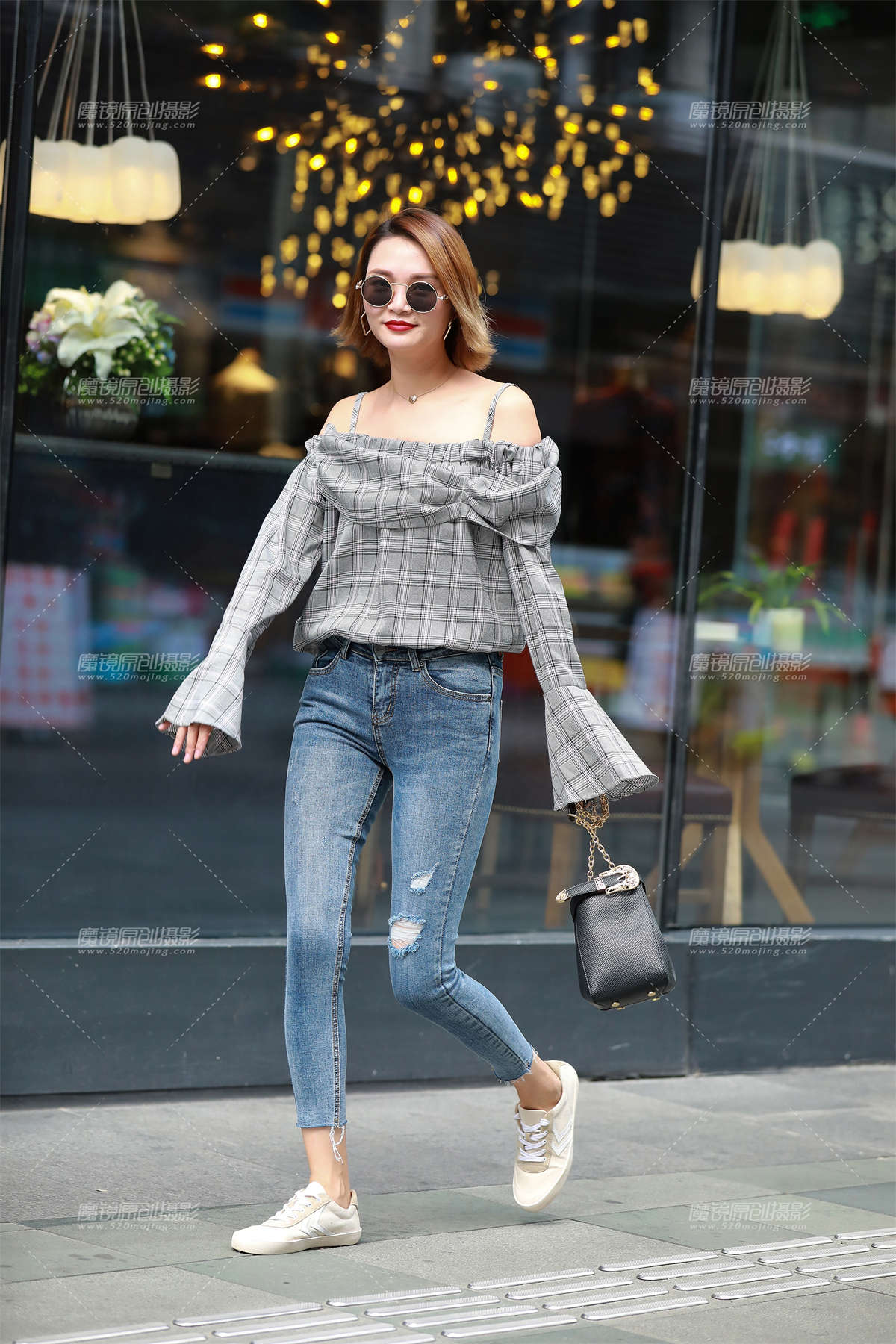 紧牛七分裤的小姐姐-日更街拍