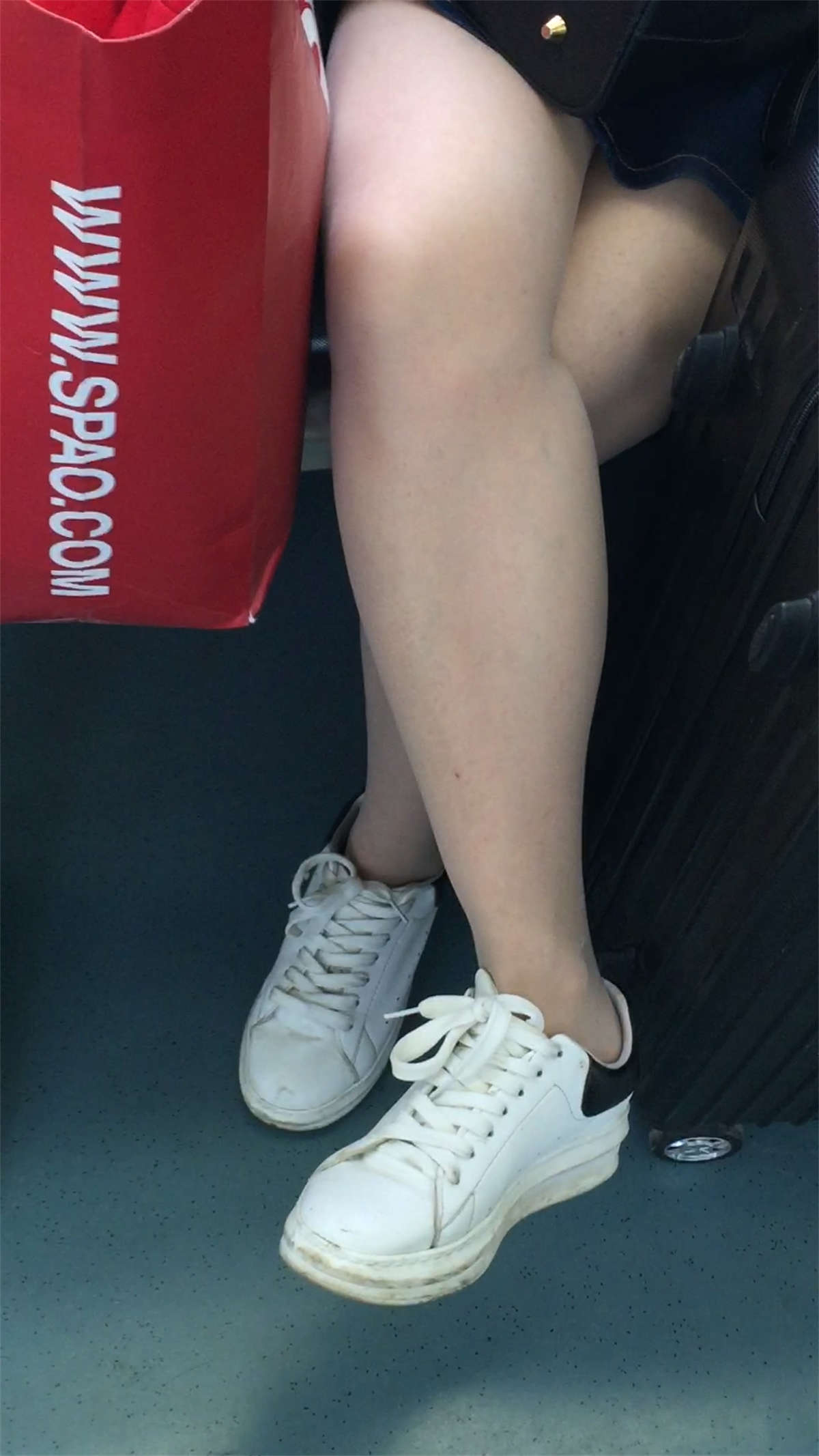 图片[2]-地铁上的漂亮美眉-日更街拍