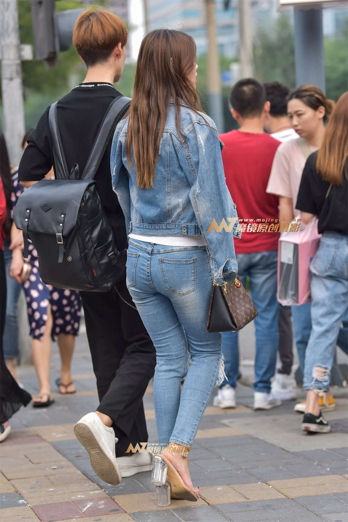 图片[2]-时尚靓丽破洞紧牛美女-日更街拍