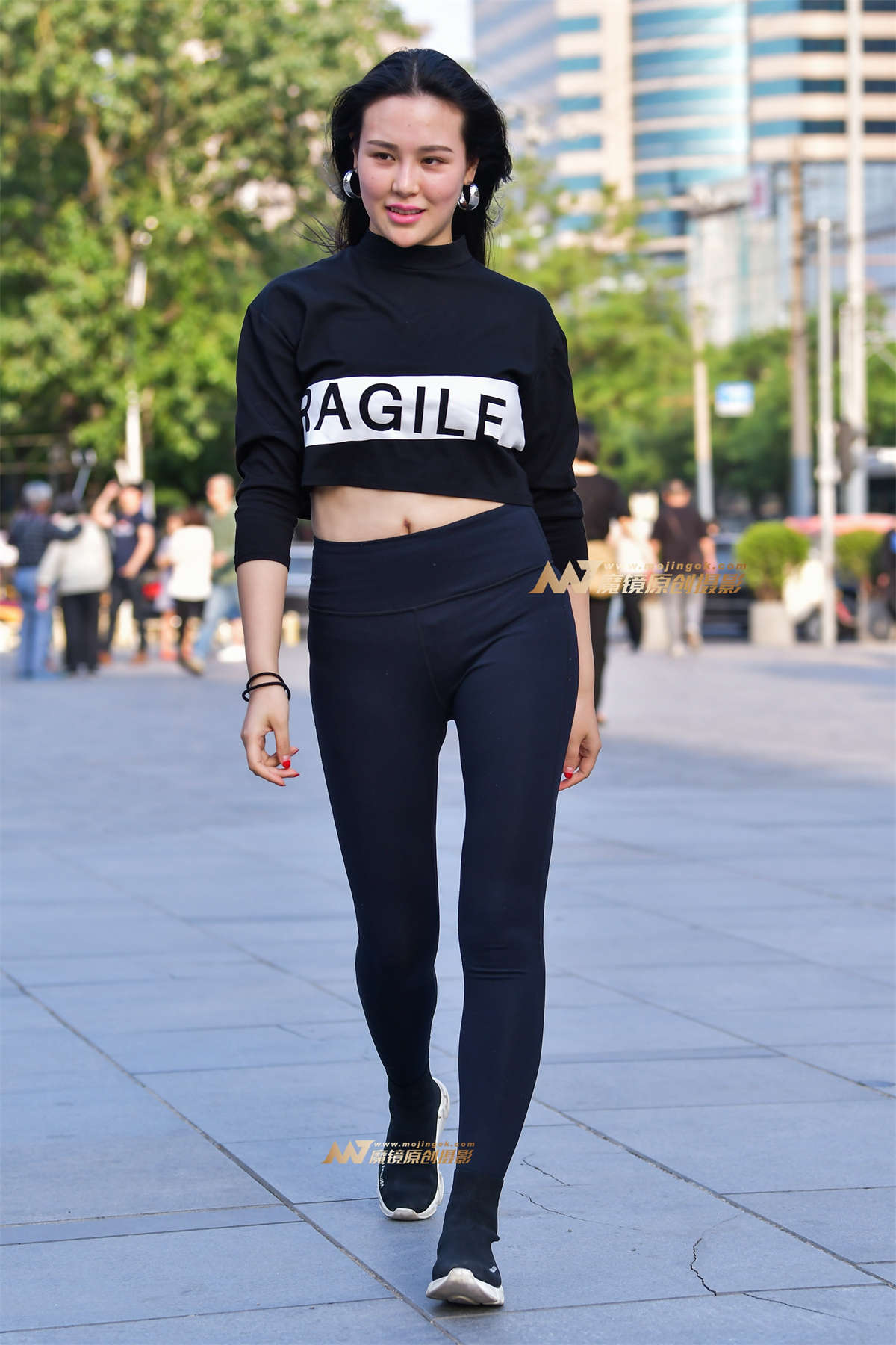 左手倒影赛帖：一身黑健美衣美女的性感魅力-日更街拍