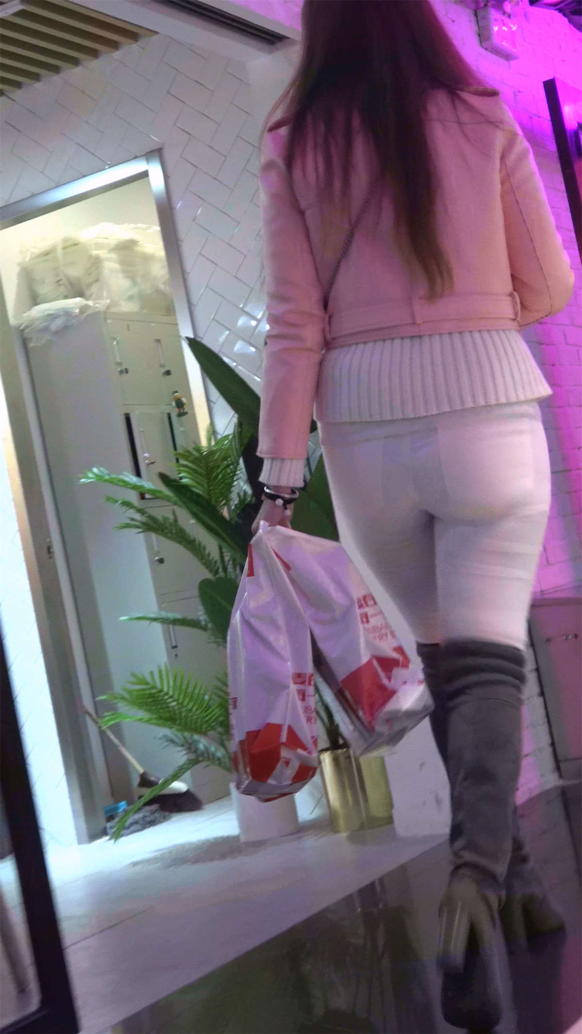 图片[2]-逛商场的两位紧身美女真不错-日更街拍