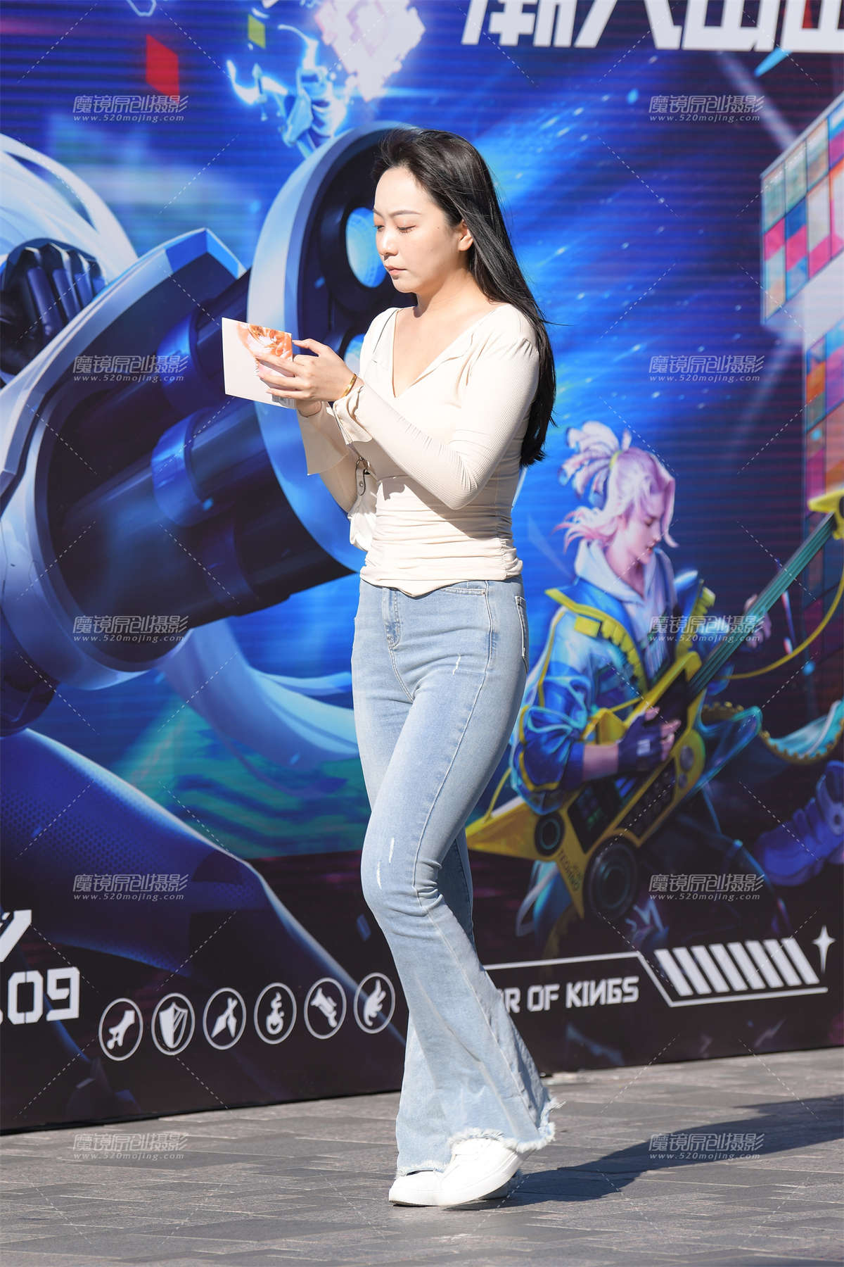 蓝色牛仔裤美女-日更街拍