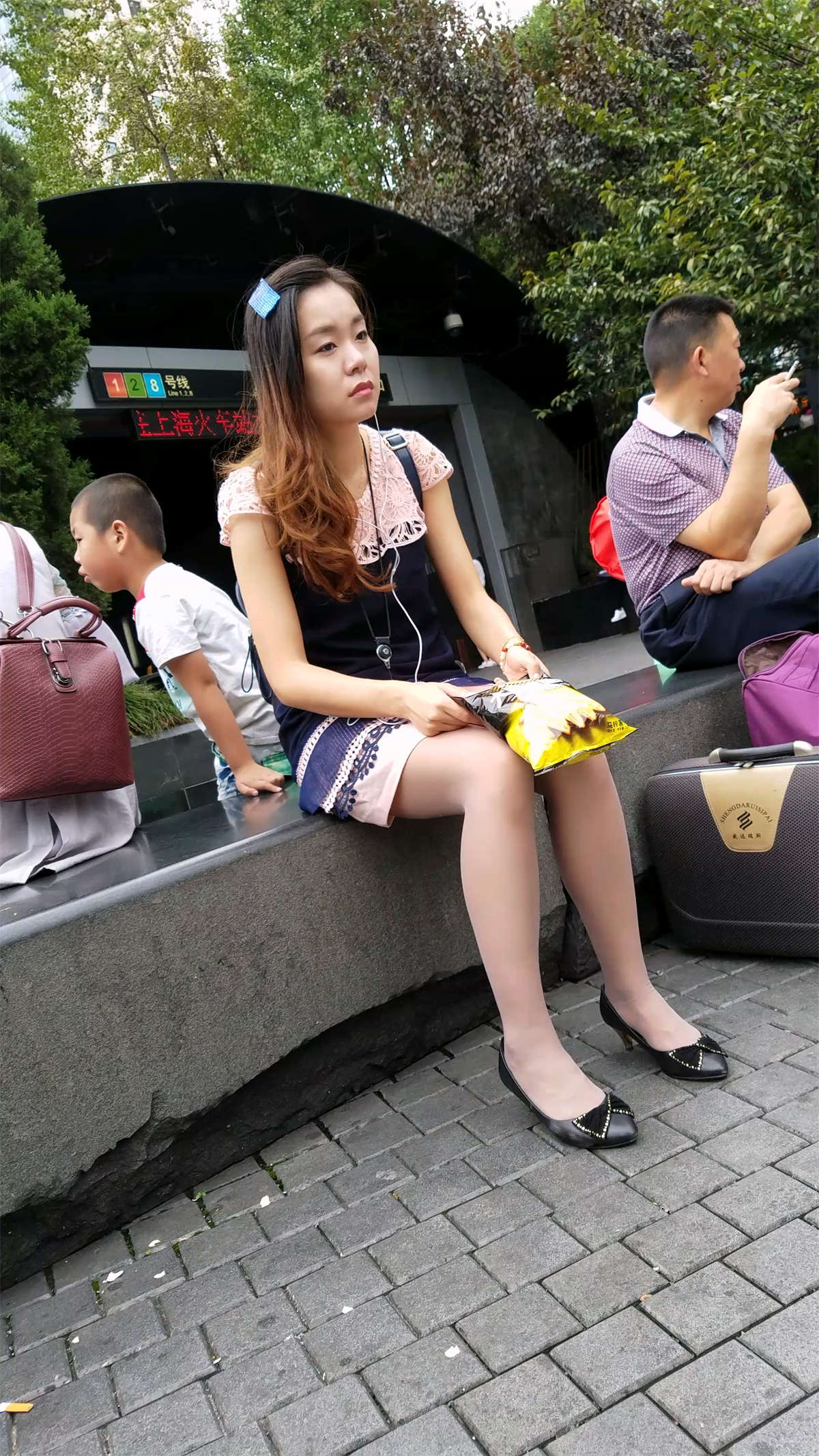 广场上的连衣裙肉丝-日更街拍