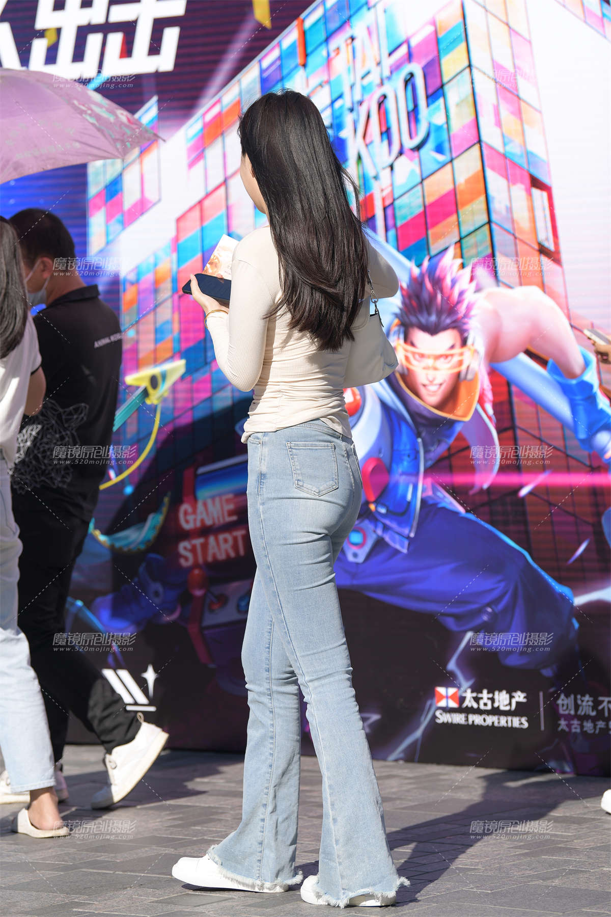 图片[2]-蓝色牛仔裤美女-日更街拍