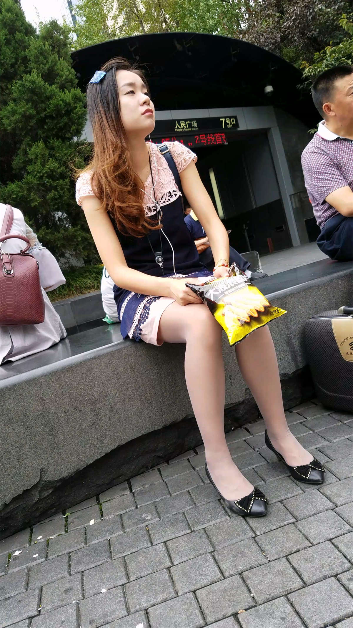 图片[2]-广场上的连衣裙肉丝-日更街拍