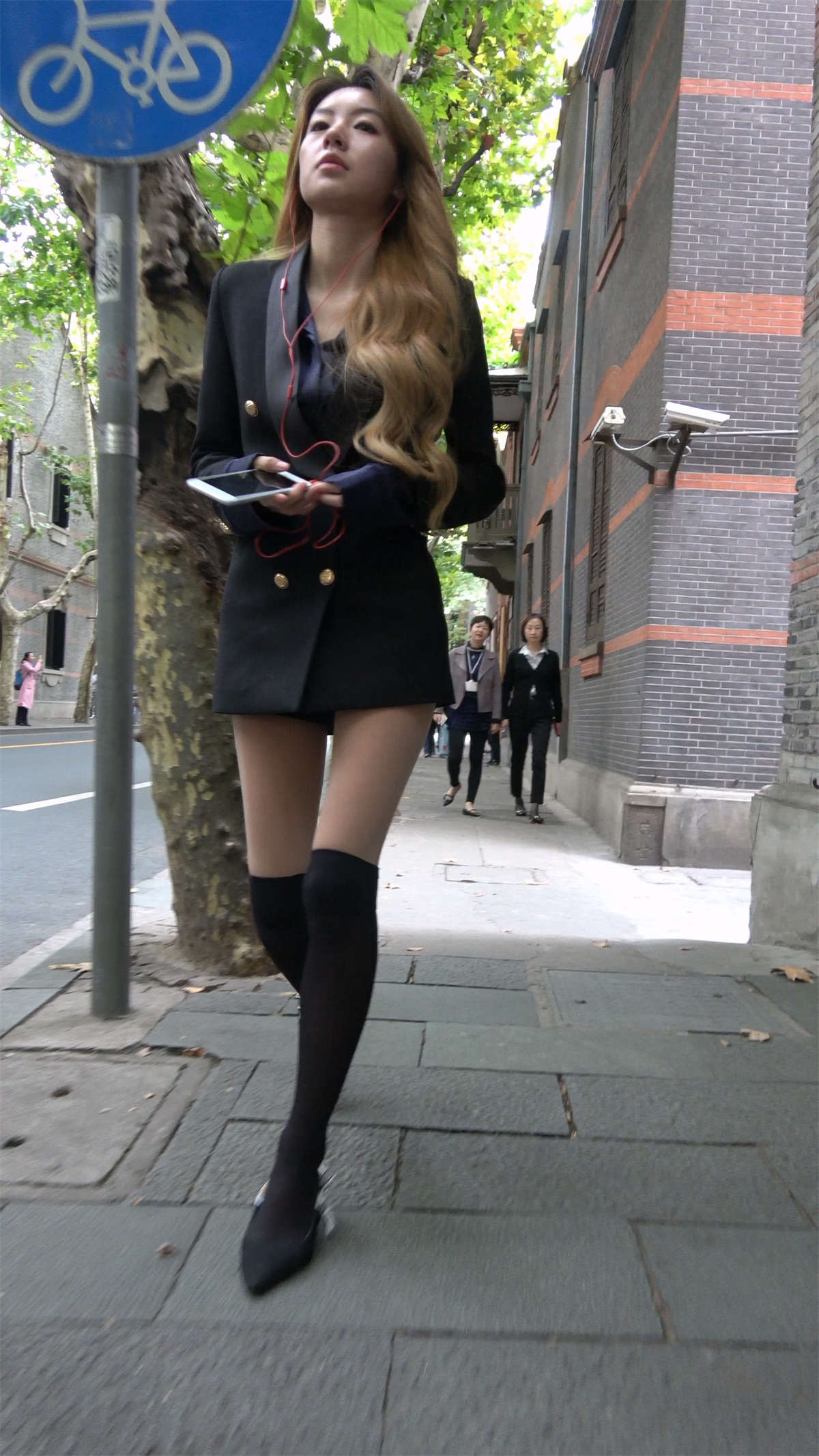 图片[2]-听歌走路的长筒靴美腿时尚美女-日更街拍