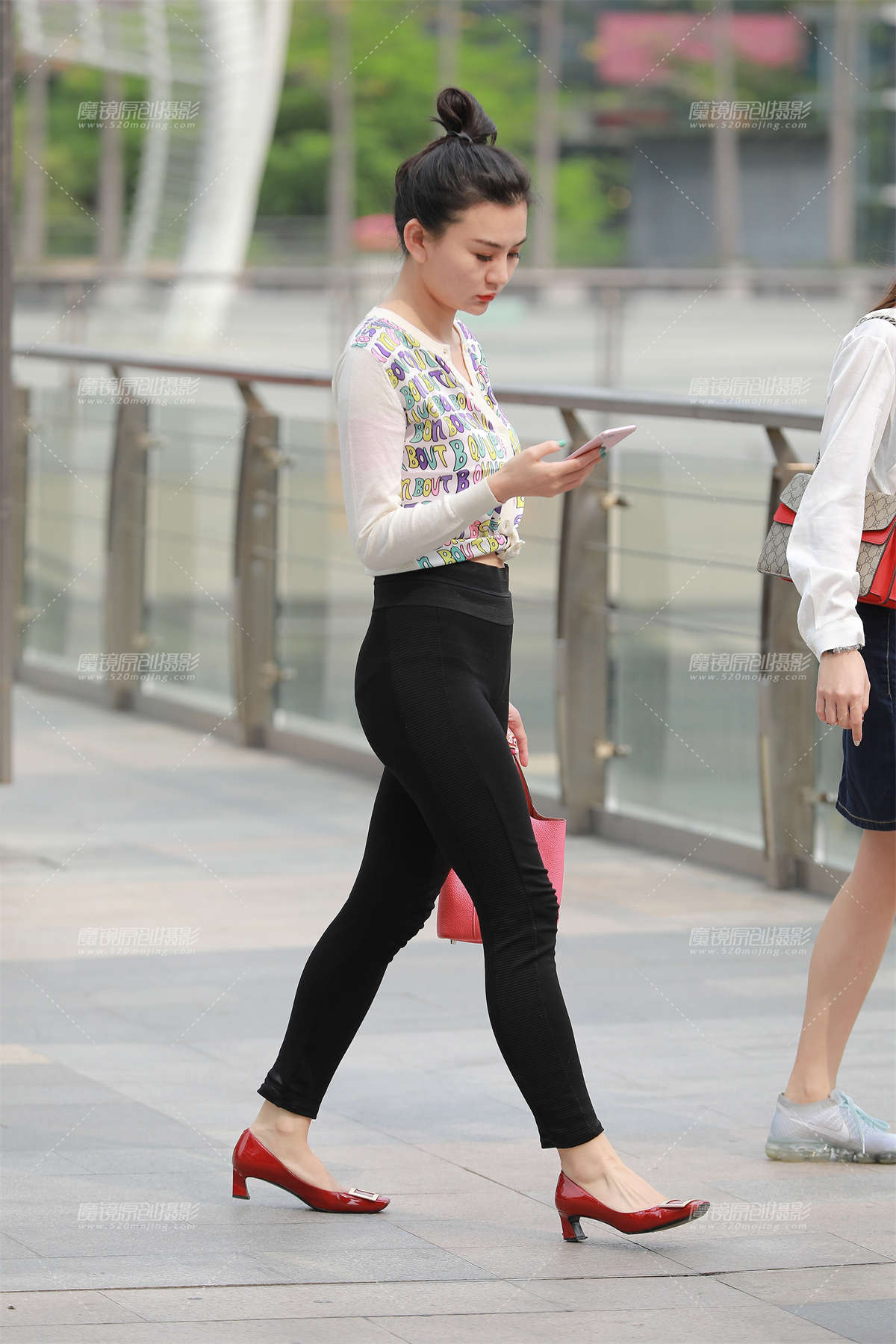 紧身黑裤搭配高跟好看吗？-日更街拍