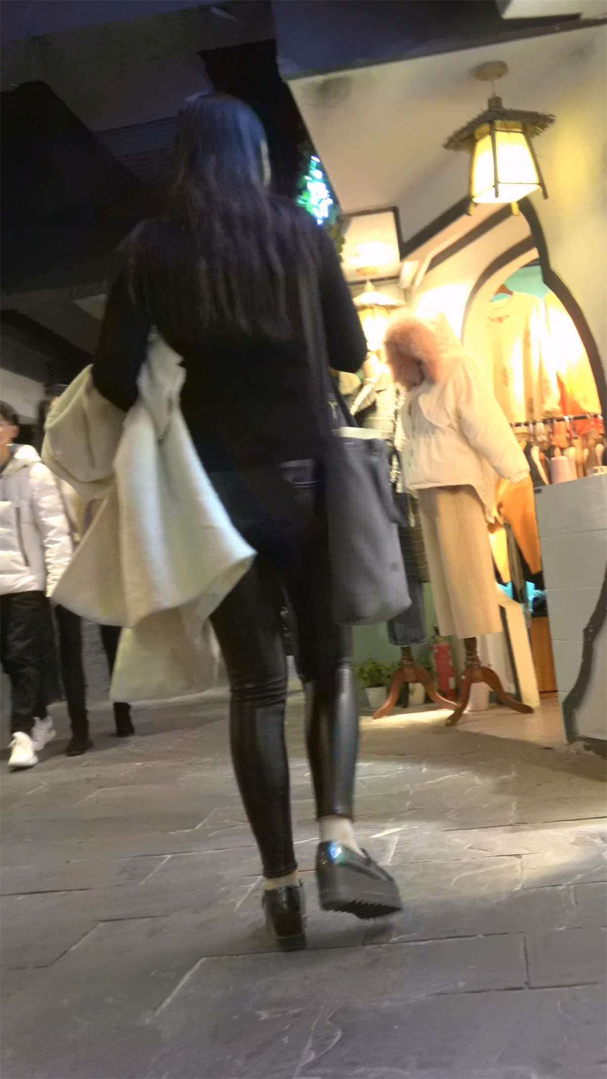 紧身皮裤美臀MM逛商场-日更街拍