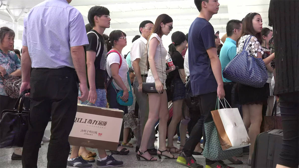 当女神一头歪倒在长椅上，那我就放肆靠近一把了-日更街拍