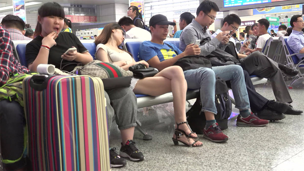 图片[2]-当女神一头歪倒在长椅上，那我就放肆靠近一把了-日更街拍