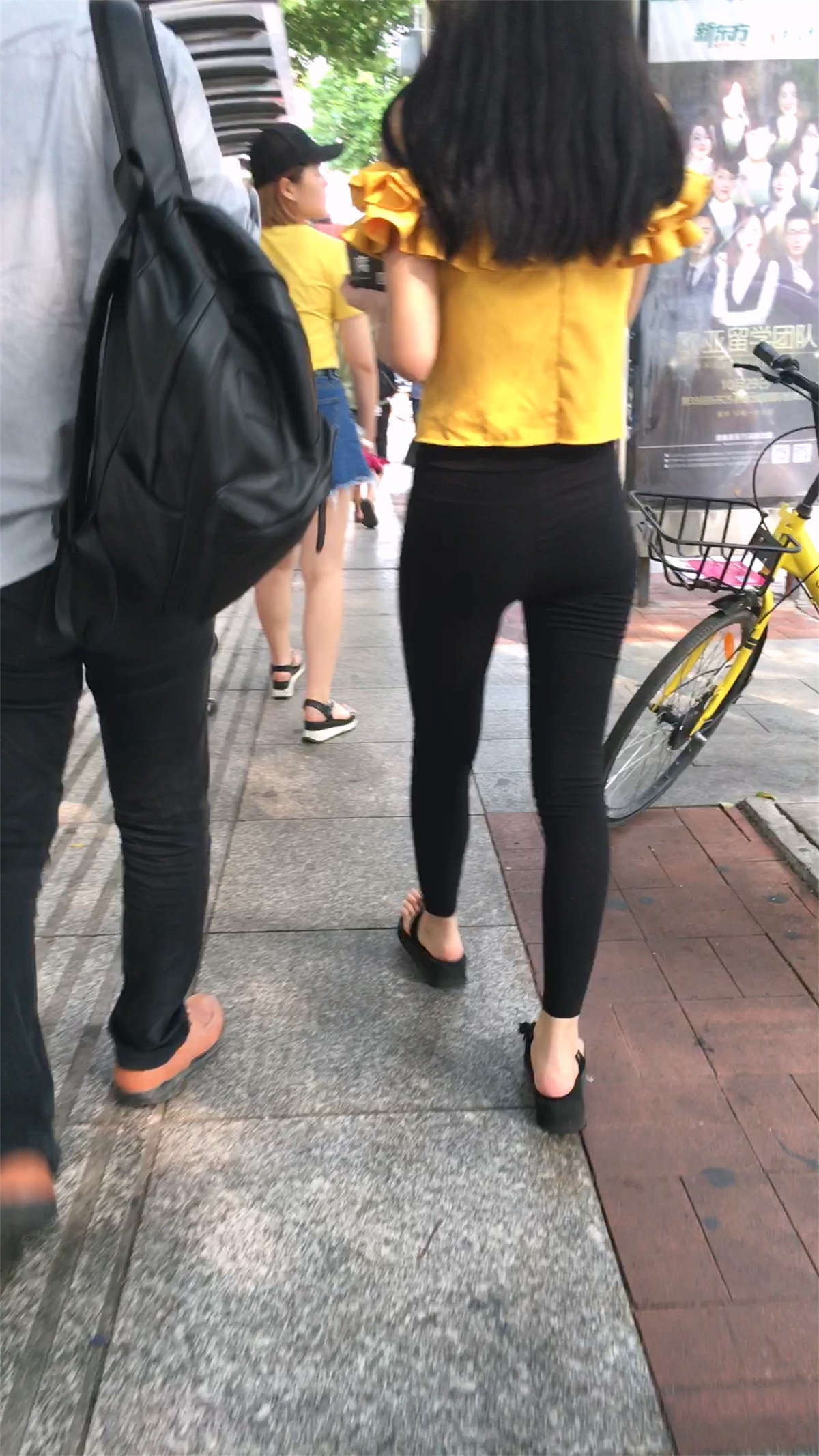 黑色紧身裤漂亮美女-日更街拍