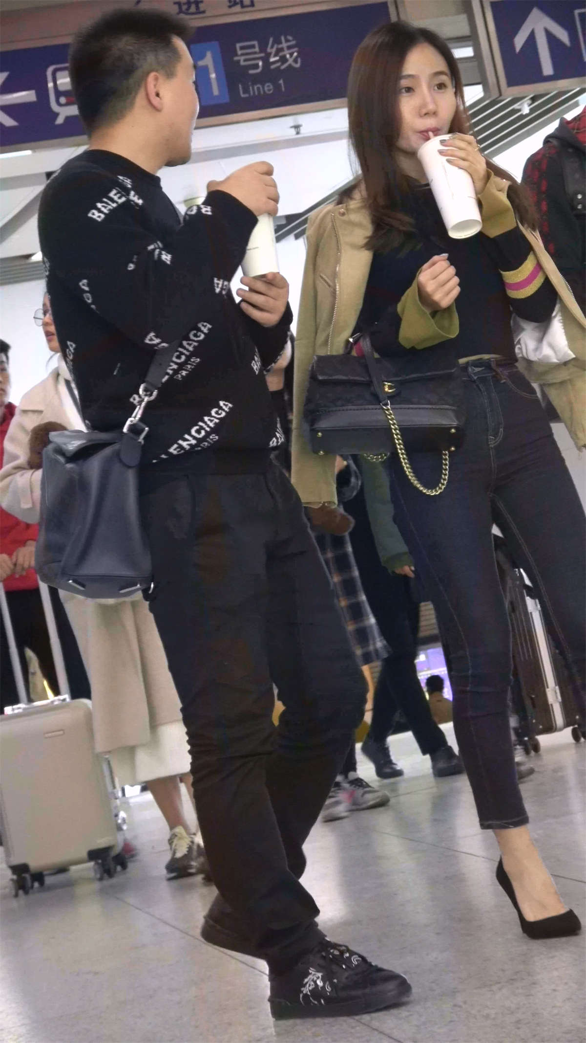 图片[2]-紧身牛仔高跟美女颜值很高-日更街拍