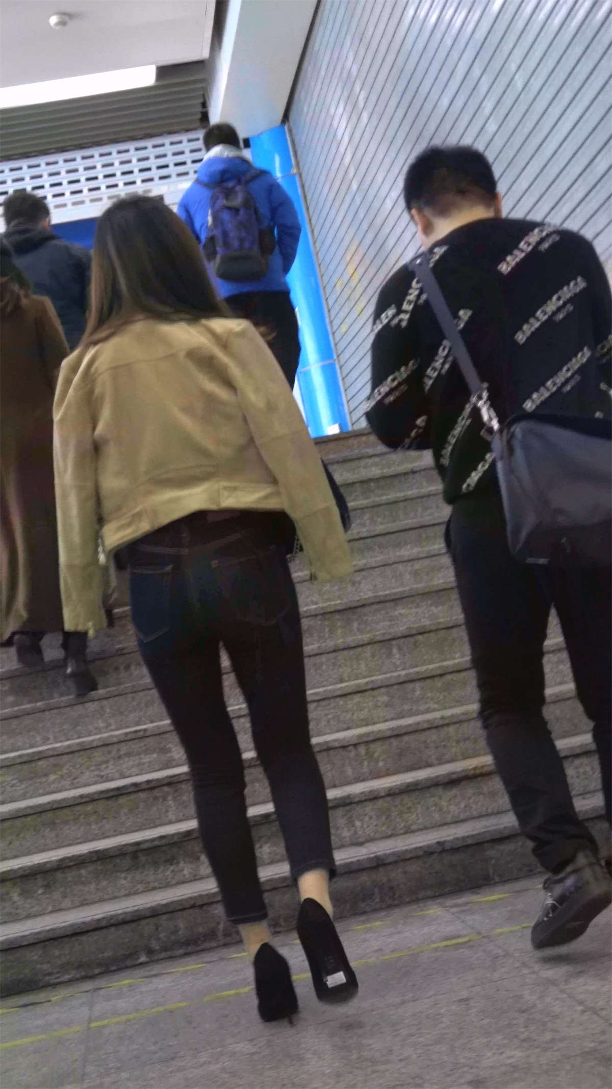 紧身牛仔高跟美女颜值很高-日更街拍