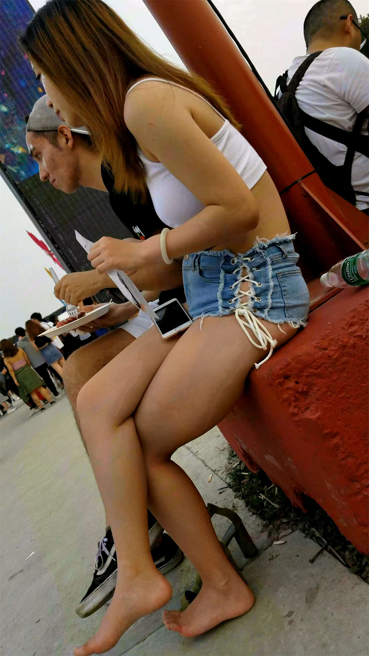 图片[2]-裸足超短热裤短衣MM-日更街拍