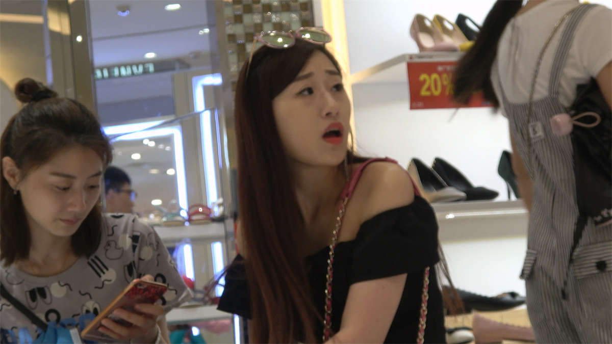漂亮到极致的时尚气质女神穿丝袜的美脚-日更街拍