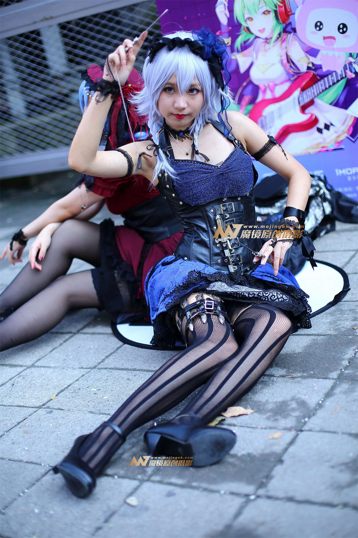 手持钢钢叉的cosplay-日更街拍