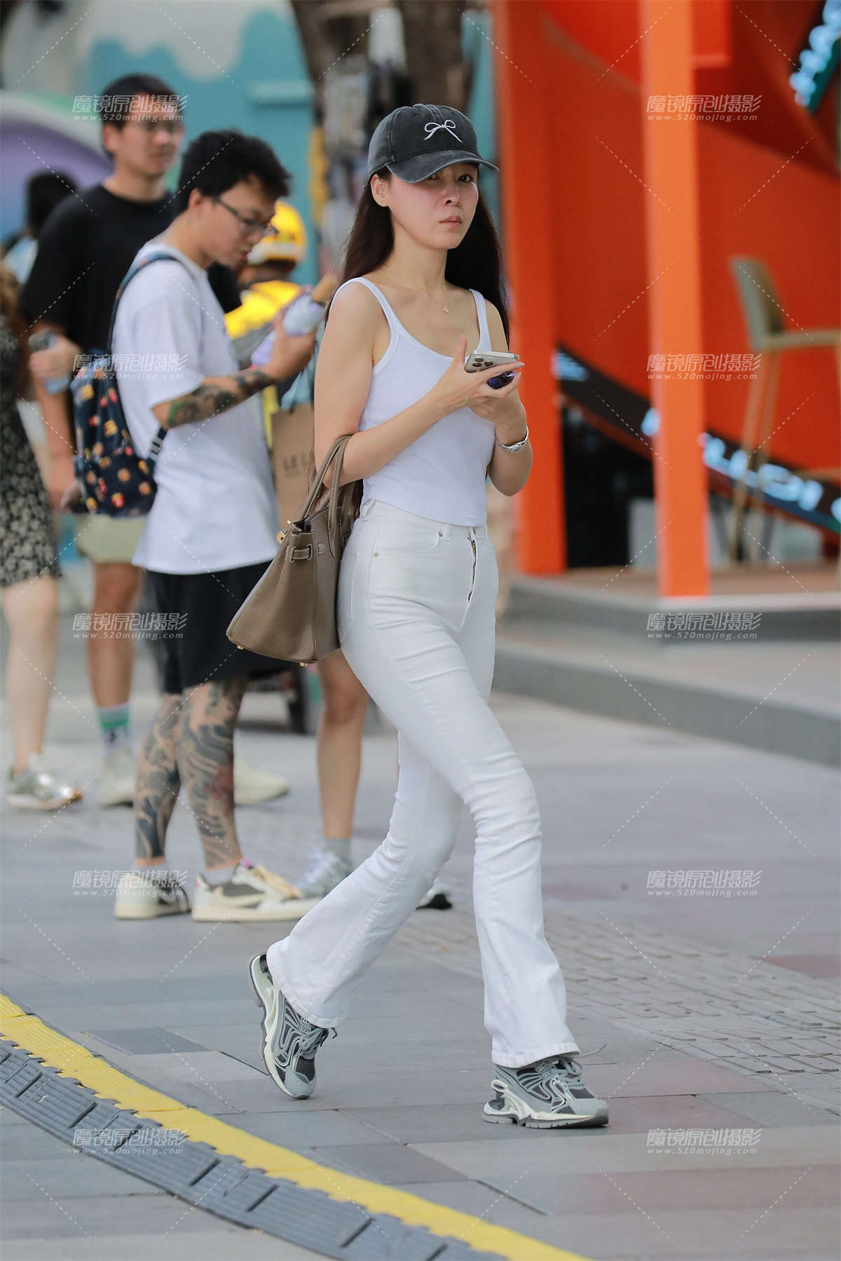 图片[2]-白色牛仔裤美女-日更街拍