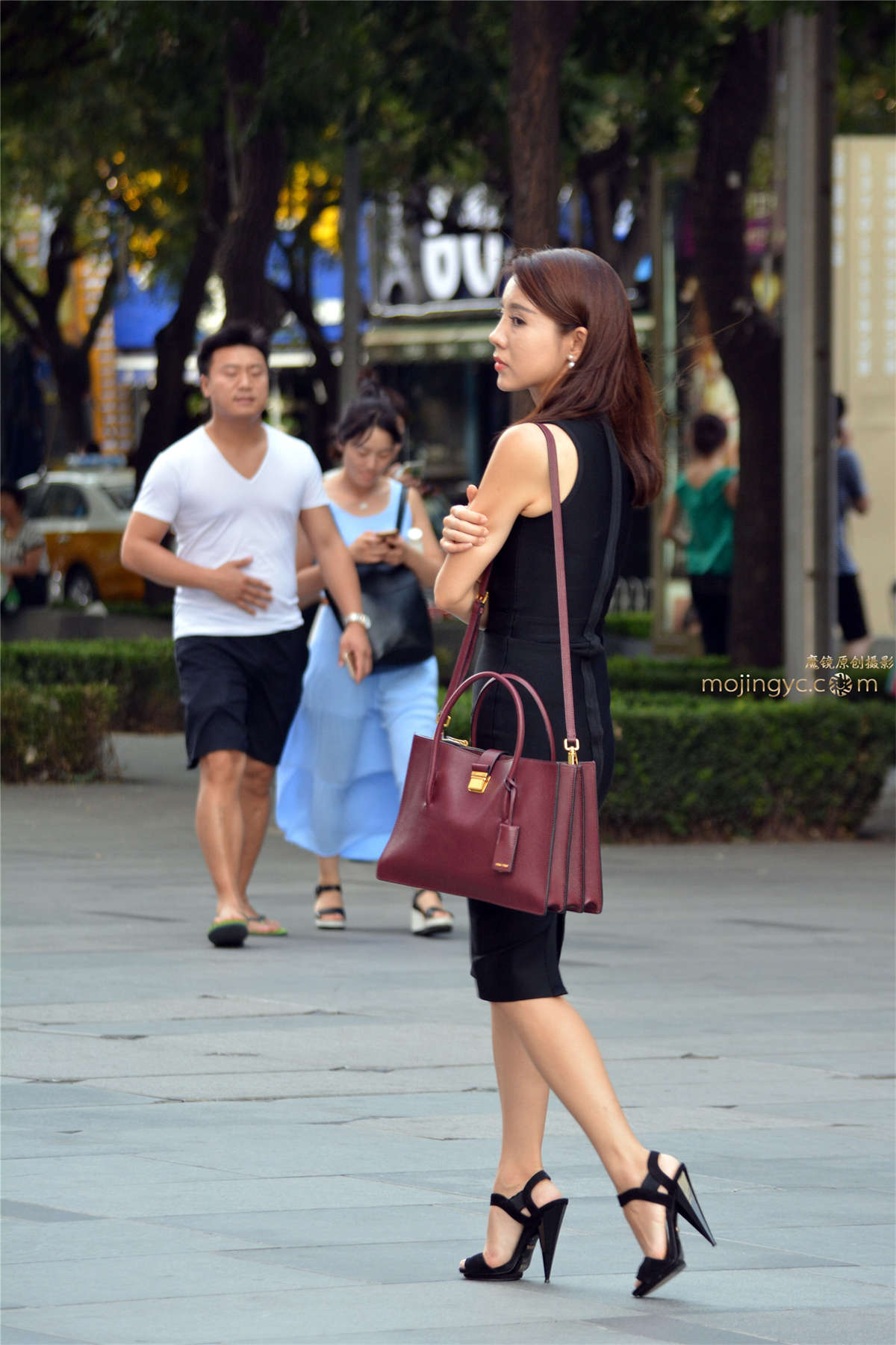 紧身包臀黑裙锥跟凉鞋-日更街拍