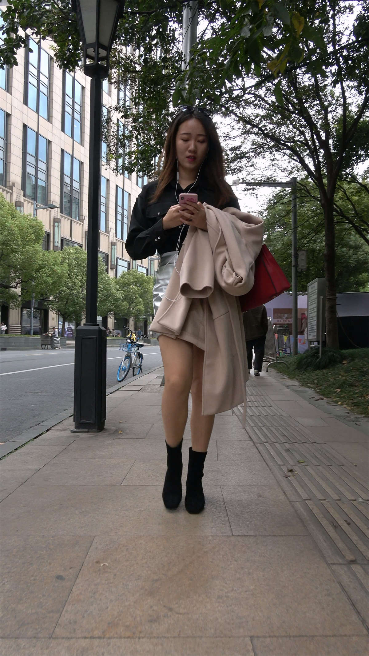 图片[2]-美腿皮裙性感气质漂亮美女-日更街拍