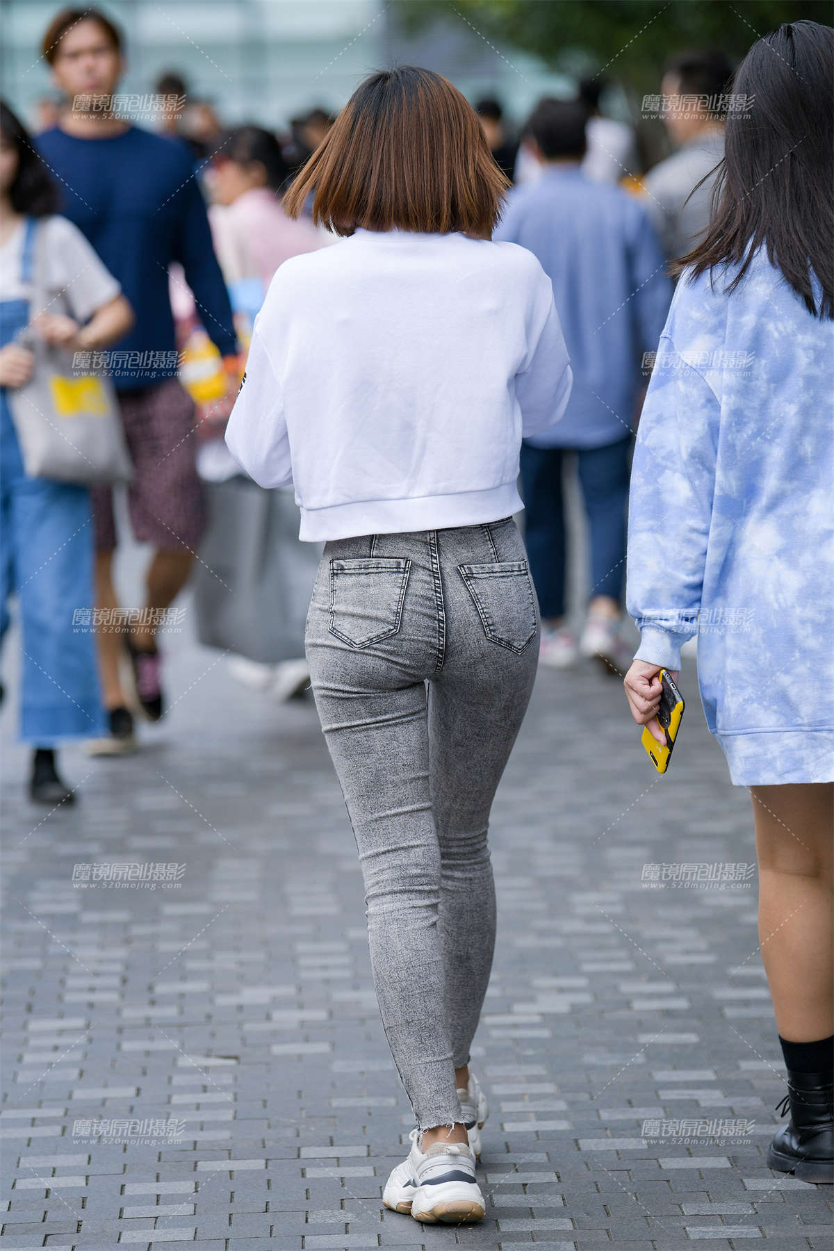 图片[2]-短发灰紧牛妹子-日更街拍