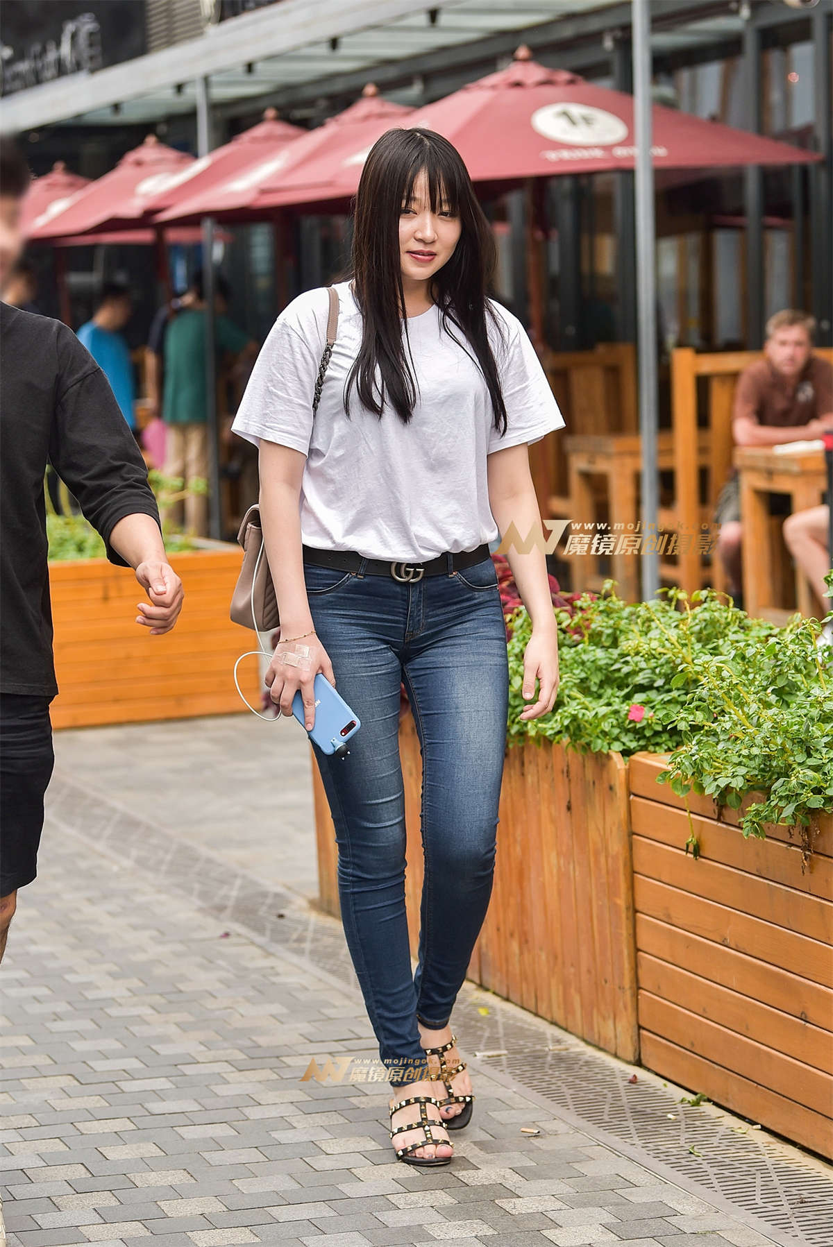 笑不露齿的甜美紧牛MM-日更街拍