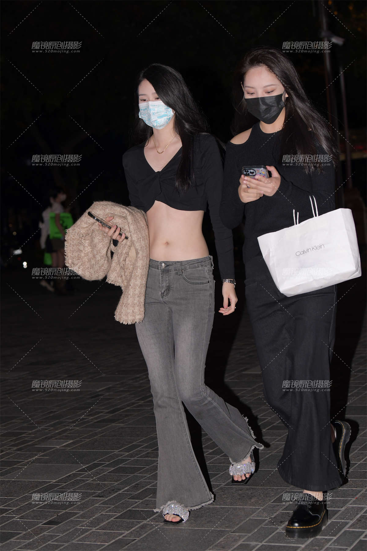 露脐紧身牛仔裤美女-日更街拍