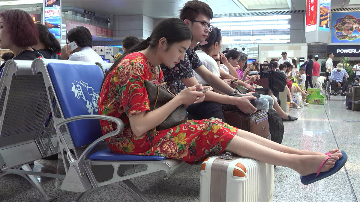 图片[2]-女孩素足修长纤细，一袭红衣花团锦簇应景节日-日更街拍