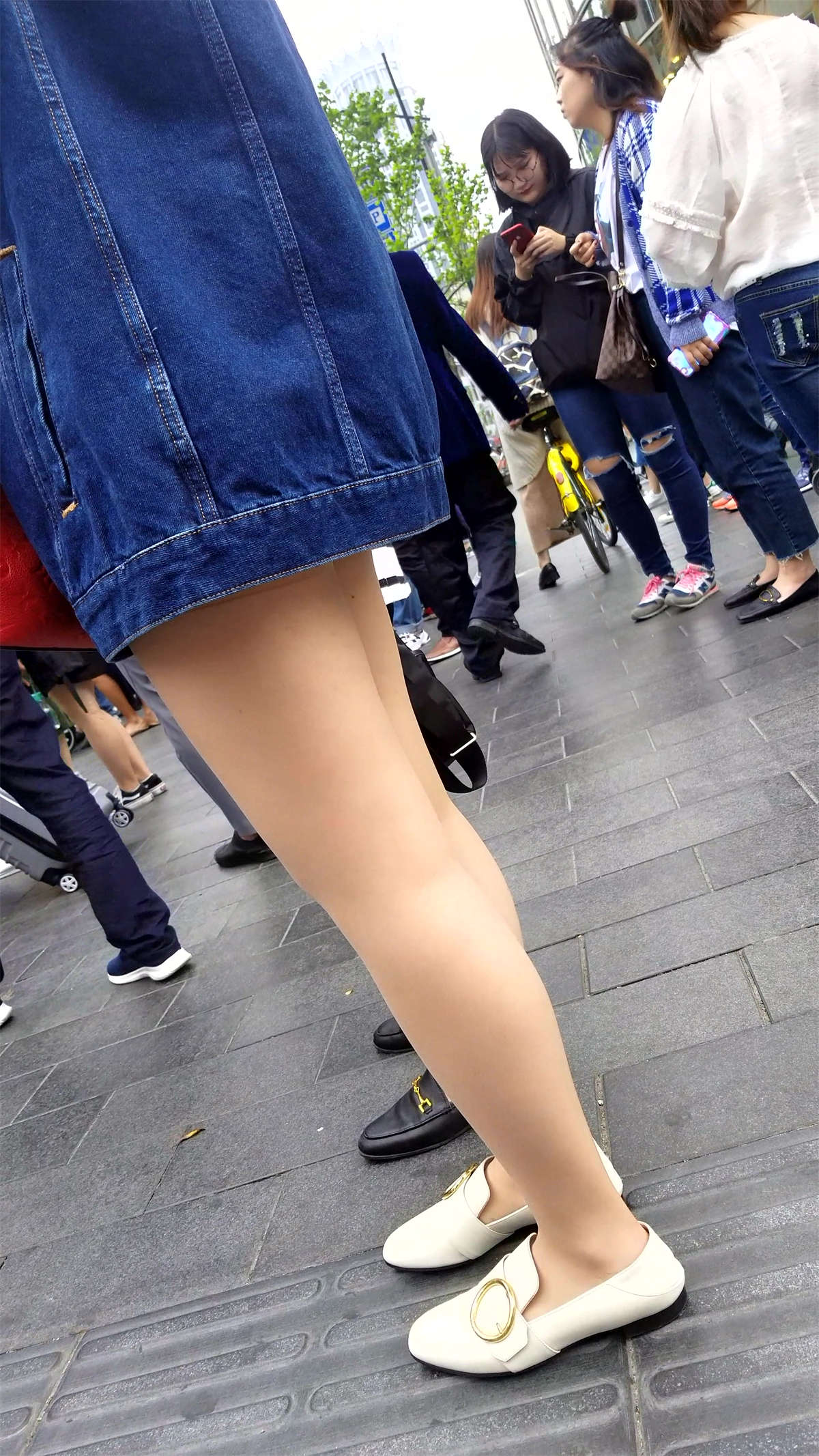 图片[2]-牛仔外套街拍美腿肉丝袜女孩-日更街拍